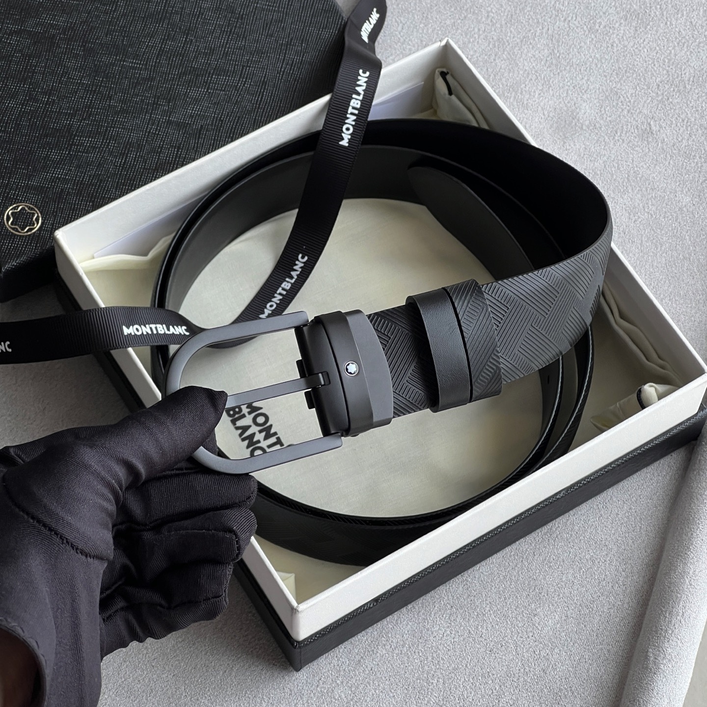 風尚系列馬蹄形帶扣經典黑腰帶 35毫米
作為所有造型的可靠伴侶，這款3.5cm腰帶採用醒目的萬寶龍風尚3.0印花皮革製成，搭配黑色馬蹄形帶扣，飾以橡膠塗層和精美的萬寶龍品牌六角白星標識。黑色萬寶龍風尚牛皮 皮革圖案 帶扣飾有萬寶龍品牌六 白星標識 搭扣裝置 易開啓裝置，可調節皮帶長度 主要顏色
黑色
搭扣類型
針扣式表扣