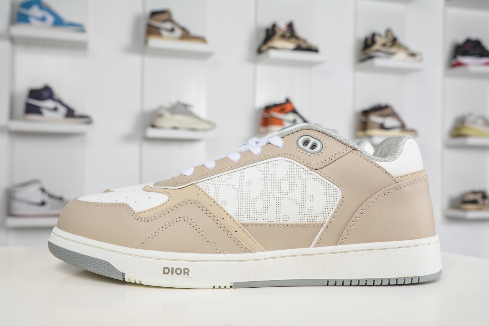 迪奧/Dior B27 Oblique Galaxy Low Top Sneakers B27系列低幫復古真皮百搭運動休閒板鞋 
貨號：3SN272ZIR16536
尺碼：38 39 40 41 42 43 44 45 46