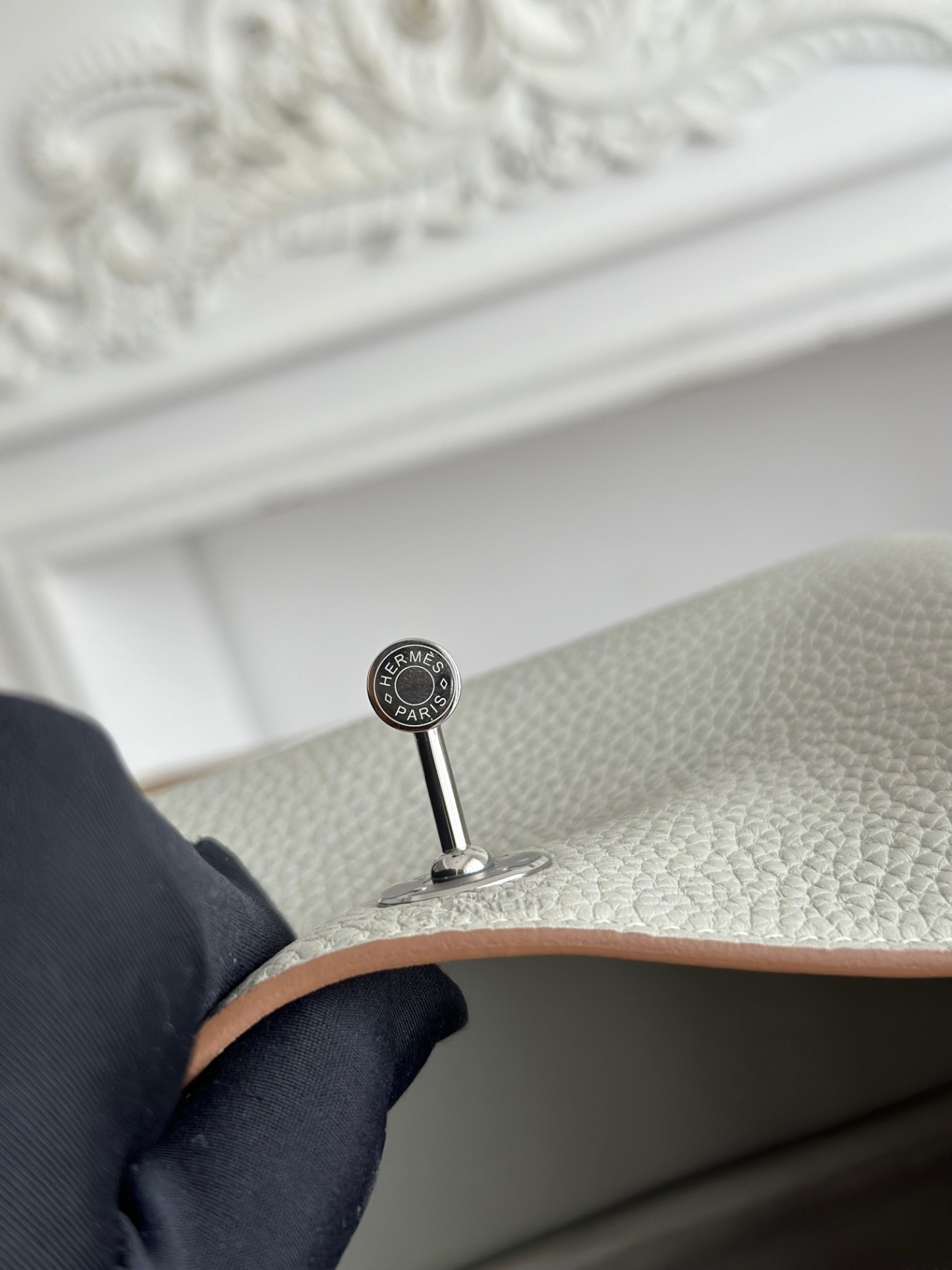 琳迪lindy 19cm	
Tc皮 蜜蠟線半手工縫製
lindy19保留了琳迪包所有細節的完整設計，側口袋、拉鍊等全部都是經典的設計√
這只小可愛暴擊了多少人的少女心