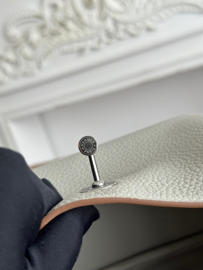 琳迪lindy 19cm	
Tc皮 蜜蠟線半手工縫製
lindy19保留了琳迪包所有細節的完整設計，側口袋、拉鍊等全部都是經典的設計√
這只小可愛暴擊了多少人的少女心