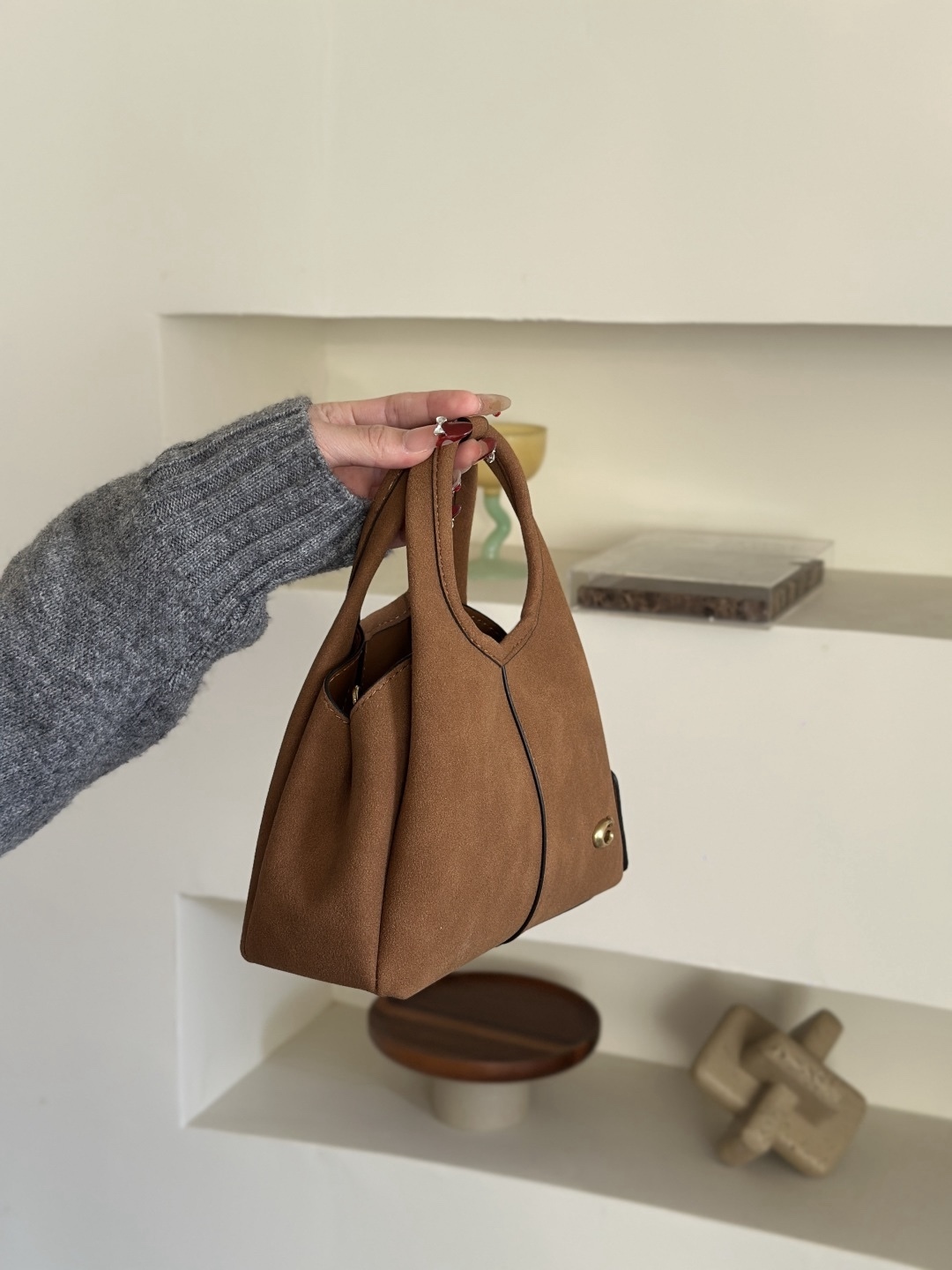 Coach新款首發🔥Lana19 mini號
尺寸：19✖️17cm
精緻小巧，簡約時尚
可手拎，可斜挎 ☑️小號 麂皮棕色
尺寸：19✖️17cm