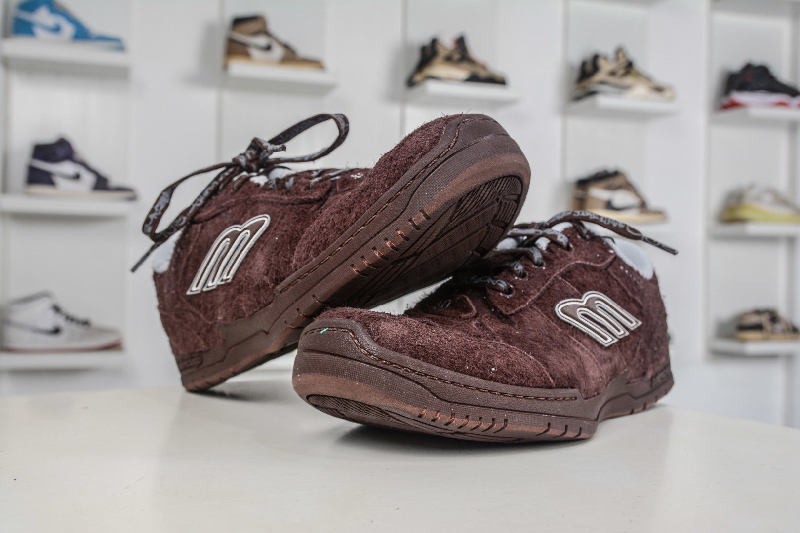 Balenciaga Hamptons Worn-Out Dark Brown 棕色巴黎世家十八18代 滌綸（聚酯纖維）牛皮革 圓頭系帶 低幫 生活休閒鞋板鞋 
貨號：814765 WHPSU 2290
尺碼：35 36 37 38 39 40 41 42 43 44 45 46