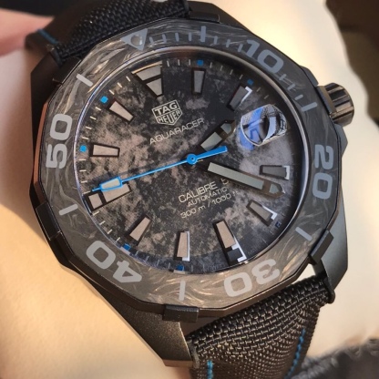 新款泰格豪雅碳纖維到貨！年終巨獻！結合碳元素、鈦元素、隕石元素三大元素為主題，以黑色為主色調，再以藍色、黃色、玫瑰金於黑色中亮起，鮮活明亮！表殼與表扣為主的鈦合金材料，表面則是整表的靈魂所在！此表面為原裝原版表面！！（以放大鏡側面視覺效果為準！）多層印刷複製出隕石佈局的效果！圈口以碳纖維材料與鈦合金的結合，尼龍材料和頭層牛皮、硅膠結合，用藍色、黃色、黑色線配合手錶對應的顏色！～41mm表徑，全新全套出！