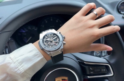 恆寶 Hublot精品男士腕表，勁爆鏤空設計，技藝精湛，獨具匠心，尊貴大氣，紳士風範。採用全自動機械機芯，頂級316精鋼表殼，天然橡膠錶帶，礦物質超強鏡面，尺寸43*13