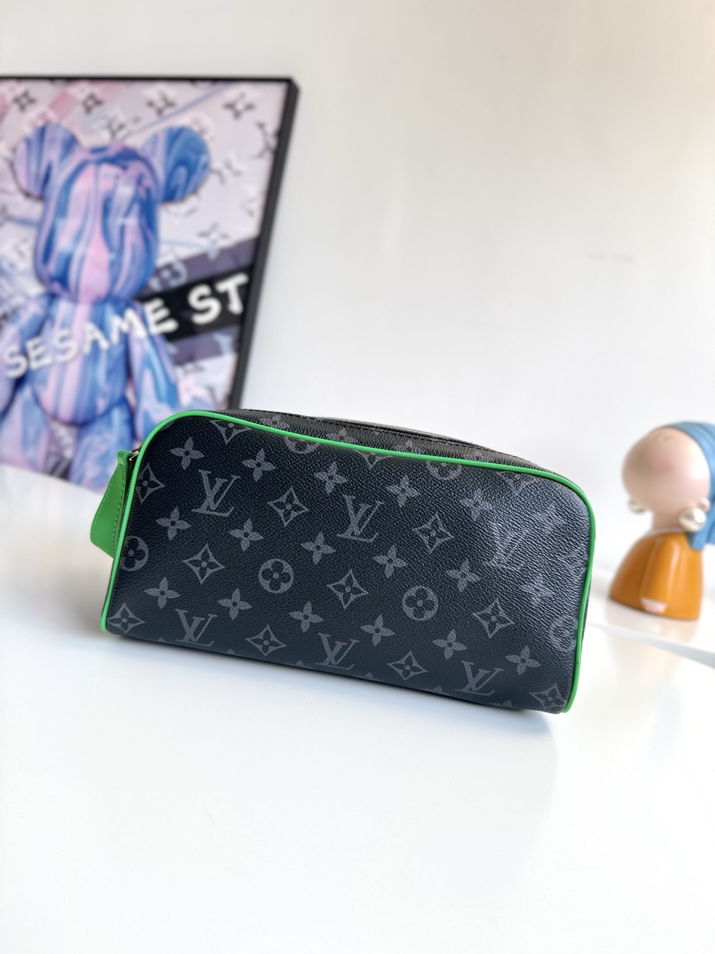 『動態芯片』 🇫🇷海外原單M26433獨家實拍！本款 Dopp Kit 盥洗袋首度為 Monogram Eclipse 塗層帆布搭配明麗皮革，令功能設計釋放動感氣息。雙拉鍊和皮革手柄便於取放洗漱用品。尺寸：28×16.5×15cm