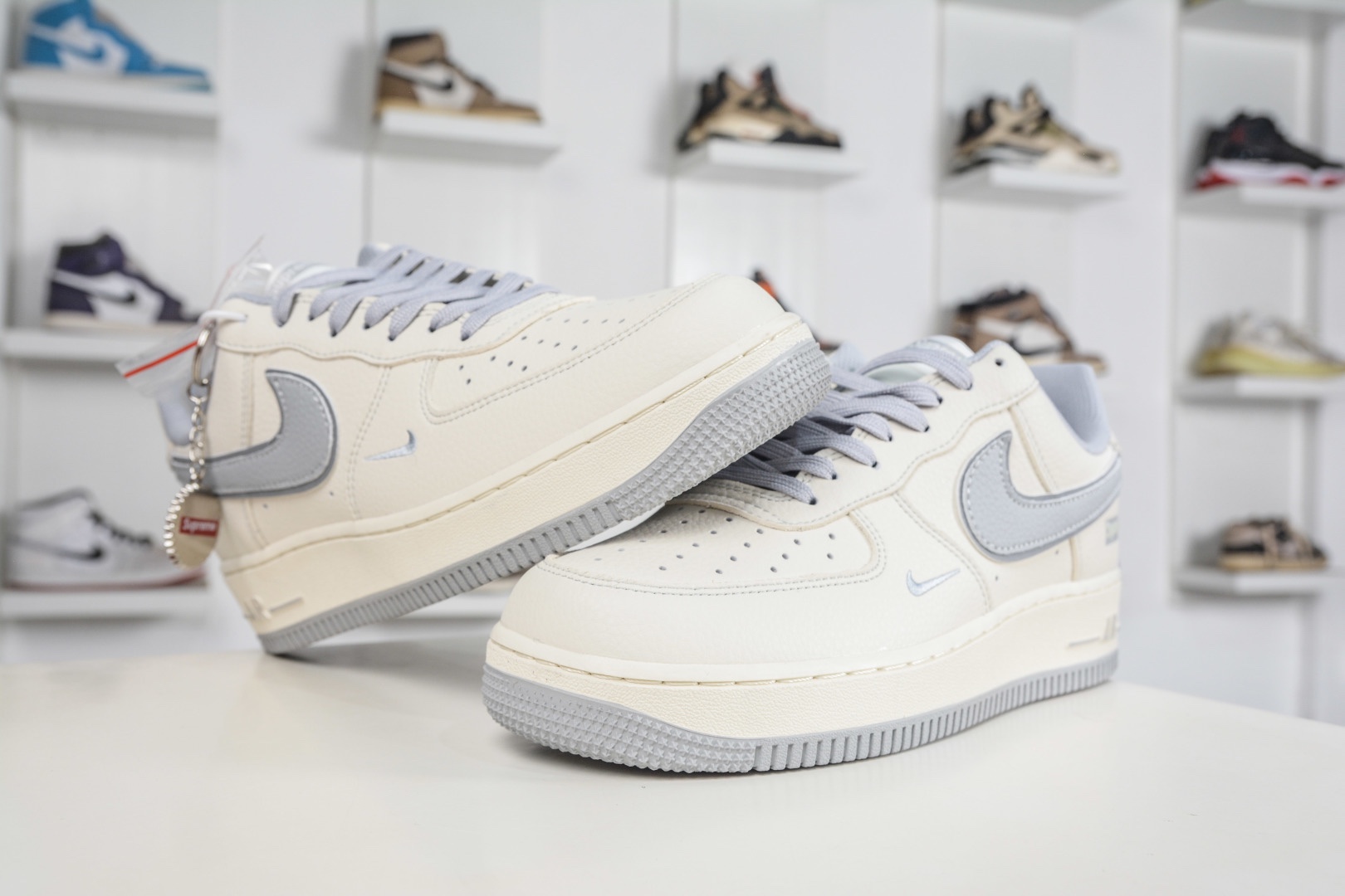 Nike Air Force 1 Low 07 x Supreme SUP聯名-反光灰 
貨號:DD1982 338
Size：36 36.5 37.5 38 38.5 39 40 40.5 41 42 42.5 43 44 44.5 45
