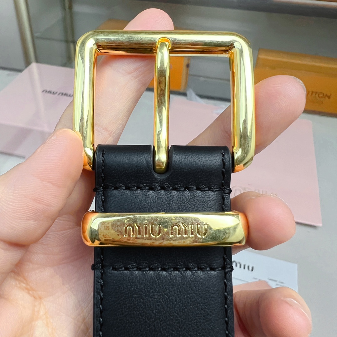 這款皮革腰帶設計簡約而優雅，腰帶環伴以Miu Miu徽標。雙面進口小牛皮 金屬搭扣 腰帶環飾激光雕刻徽標
寬度: 3.5cm
