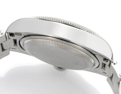 帝舵 TUDOR   碧灣系列對於帝舵來說，無疑是一個龐大的產品線，在今年推出了一隻全新的單色碧灣，以絕對的實力被認為是勞力士無歷黑水鬼的平替！今年推出的這只全新單色碧灣，也迎來了碧灣第三次制表科技和煥新美學風格上的革新。
1.新款碧灣迎來新的改革，升級夜光珠，而正品同步凹入式，搭配的是圓拱形藍寶石表鏡，更顯復古感📸 
2.腕表採用不鏽鋼材質打造表殼，經過精細的磨光與磨砂處理，呈現出獨特的質感和光澤度。同勞力士水鬼一樣，表殼採用41毫米尺寸，也是沿襲了“原版”碧灣的直徑，既適合日常佩戴，又能展現出