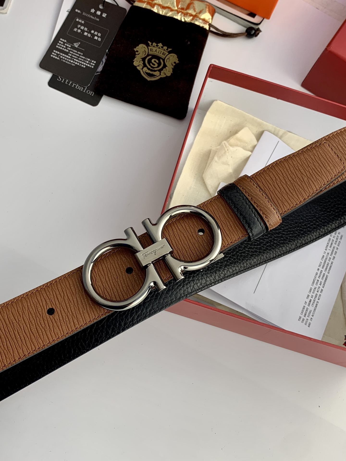 〖F家〗這款皮帶採用雙面小牛皮，搭配純銅八字扣，打造高雅考究的造型。寬3.5cm，長度可調節，達到量身定制般的修身效果。