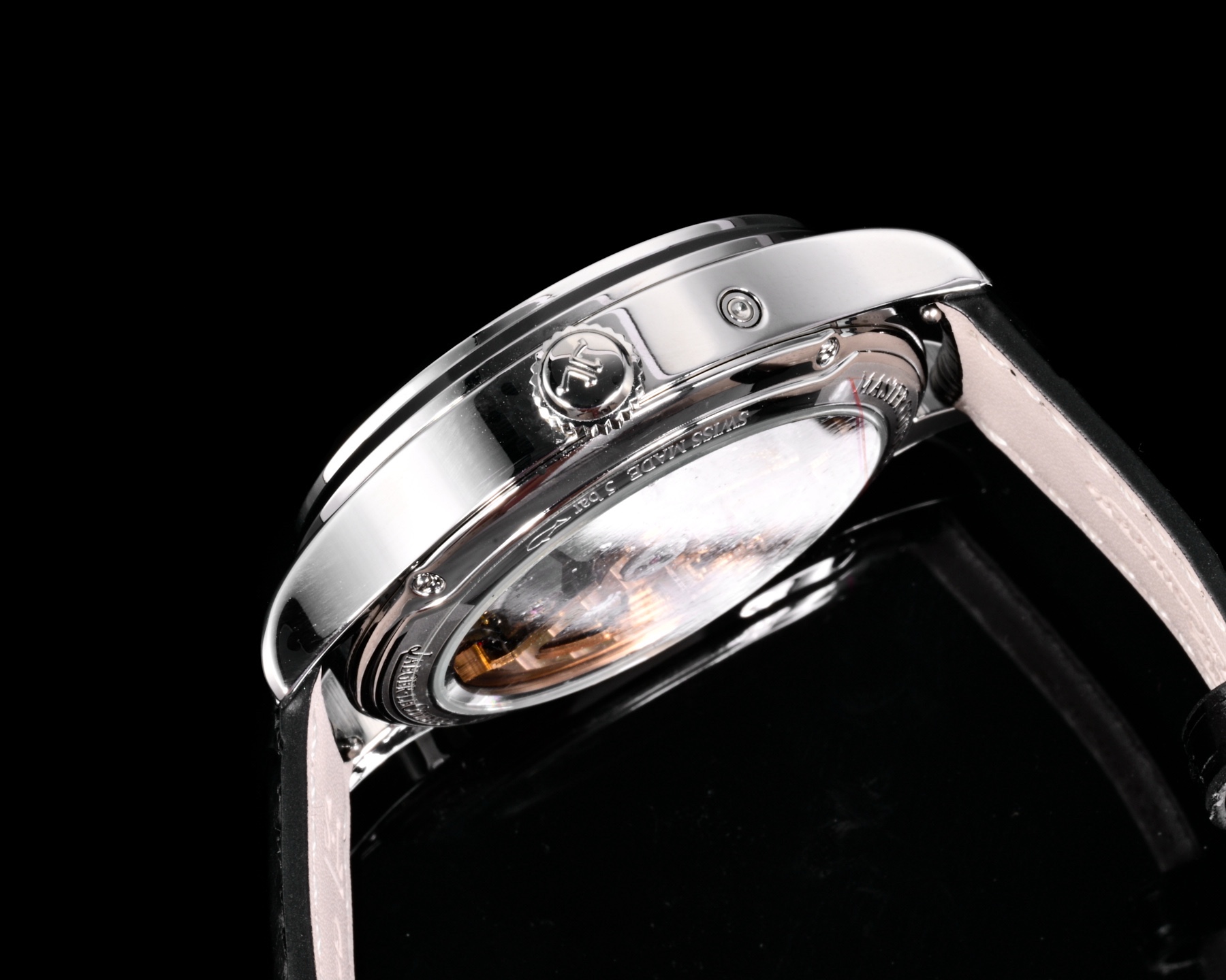 Factory出品
【市場最高版本】JL積家 各路大咖都叫它大醜 其實賦予的是極高贊美 論品味與外觀 在鐘錶界有著舉足輕重的地位 戴出去怎麼都是長臉 各種彰顯品味 Master 地理學家大師系列 Q1428421 復刻版全新升級 多功能腕表 升級Cal.939A機芯 打磨效果更近原裝 升級軸 自動陀為玫金邊 字面紋路清晰 功能：日期顯示 雙時區 動力儲備顯示 316L精鋼  直徑42mm  原裝折疊扣！V+ Factory匠心之作 值得你擁有！