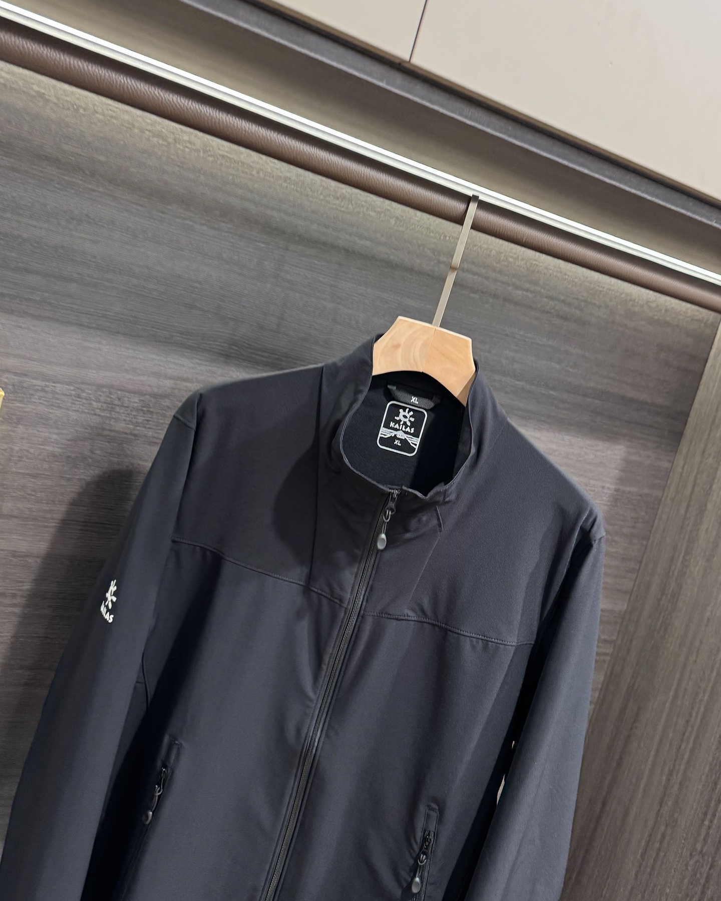 KAILAS‌/凱樂石春秋薄款輕量化衝風衣上衣外套】輕裝上陣！風雨無阻！

解鎖春秋戶外自由！輕到能揣進包里，卻能扛住風雨突襲！

極致輕量化面料，告別臃腫，上身輕若無物，跑步、騎行不束縛，戶外通勤也能利落有型！

透氣膜科技，運動時快速排汗，避免悶熱黏膩，春秋穿剛剛好！

立領剪裁護住脖頸，阻擋冷風灌入！

戶外級耐造，耐磨抗撕裂，口袋拉鍊防掉物，細節拉滿，徒步、騎行都穩！

極簡純色，內搭衛衣、T恤都好看，日常出街也能穿出高級感！

顏色:岩石灰  神秘黑
尺碼:L-3xL
L碼：   胸