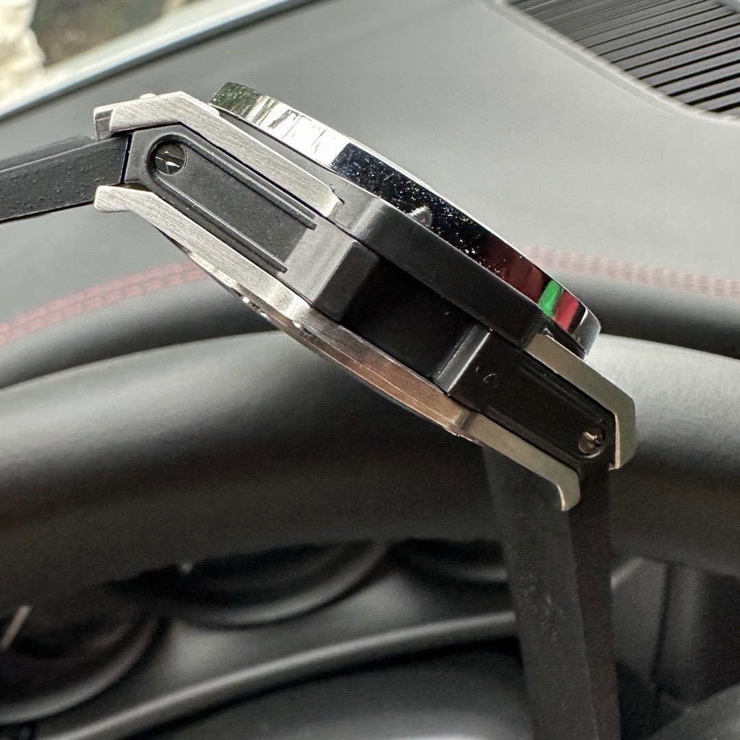 恆寶 Hublot精品男士腕表，勁爆鏤空設計，技藝精湛，獨具匠心，尊貴大氣，紳士風範。採用全自動機械機芯，頂級316精鋼表殼，天然橡膠錶帶，礦物質超強鏡面，尺寸43*13