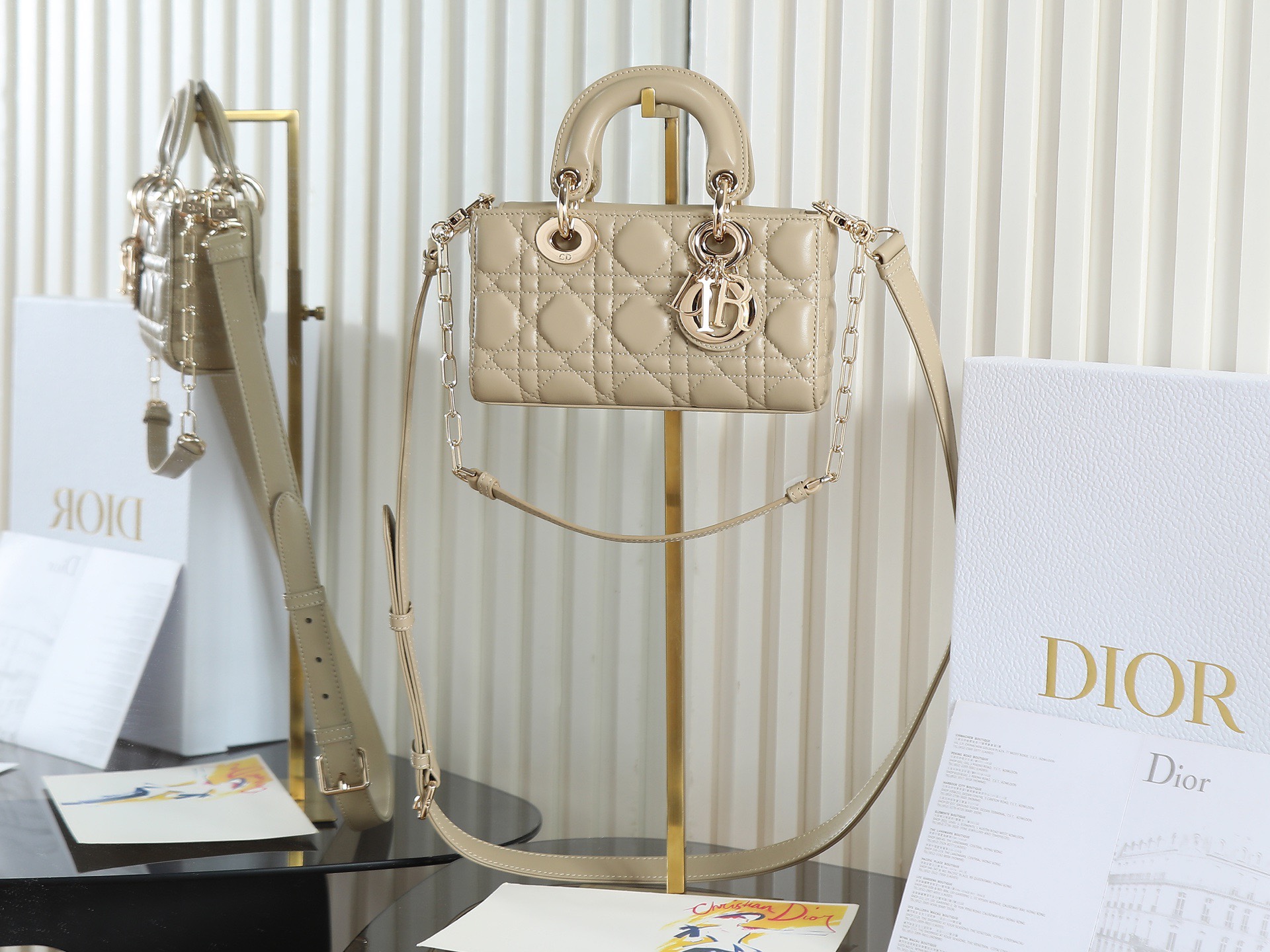 原廠級 奶茶色 迷你尺寸
𝗗𝗶𝗼𝗿 𝗗-𝗝𝗼𝘆 𝗯𝗮𝗴羊皮2025款新款
時尚果然就是輪回，回歸了一把中古戴妃
長方包形，短鏈條➕細長肩帶直接封神！！
復古時髦感超強，真是什麼場合都可以把住
絕對是lady中的天花板了，強勢出圈啦姐妹們
款號：0636
尺寸：19x10.5x5.5cm
