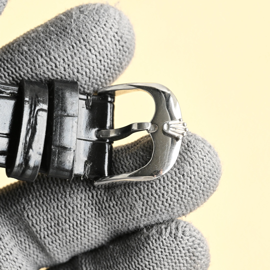 爆款主推勞力士【ROLEX】男士腕表 採用獨特的錶盤設計 搭配而來的是更高檔奢華的勞力士， 初識勞力士必憧憬有朝一日能擁有它，戴上勞力士必順風順水必發達，你值得擁有，歡迎評鑒！！
機芯：搭配全新進口8215西鐵城（零返修） 尺寸：40鏡面：藍寶石玻璃永不刮花 材質：316L精鋼表殼 動力：儲存48小時 防水深度：100米意大利小牛皮帶，原裝針扣！