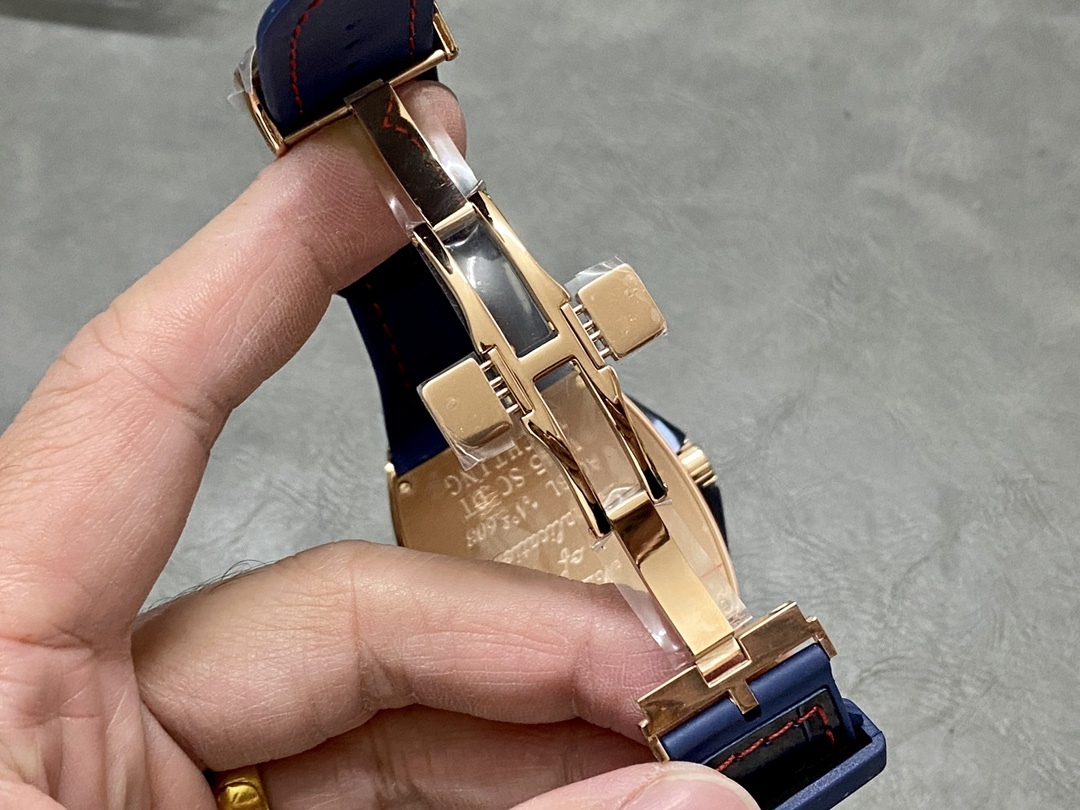 全新 V45 遊艇新款原版復刻鋼帶全新款 
ABF 法蘭克穆勒 最新款獨家定製版 Vanguard腕表 V45 CRAZY HOUR 瘋狂時間系列 比特幣特別限量版 
打破常規 將12個Art Deco式的阿拉伯數字整齊排列 定製版CZ02自動機械機芯 加裝了原先沒有的大秒針 行雲流水 更具時鐘特色 100%原版視覺效果 高級批花時針相隔4個小時 按時間順序跳躍 
原版開模1:1高端定制 三明治表殼結構 配件可以與原版通用 表殼尺寸 44*53.7mm 錶盤和皇冠使這款腕表的運動優雅和獨特美感