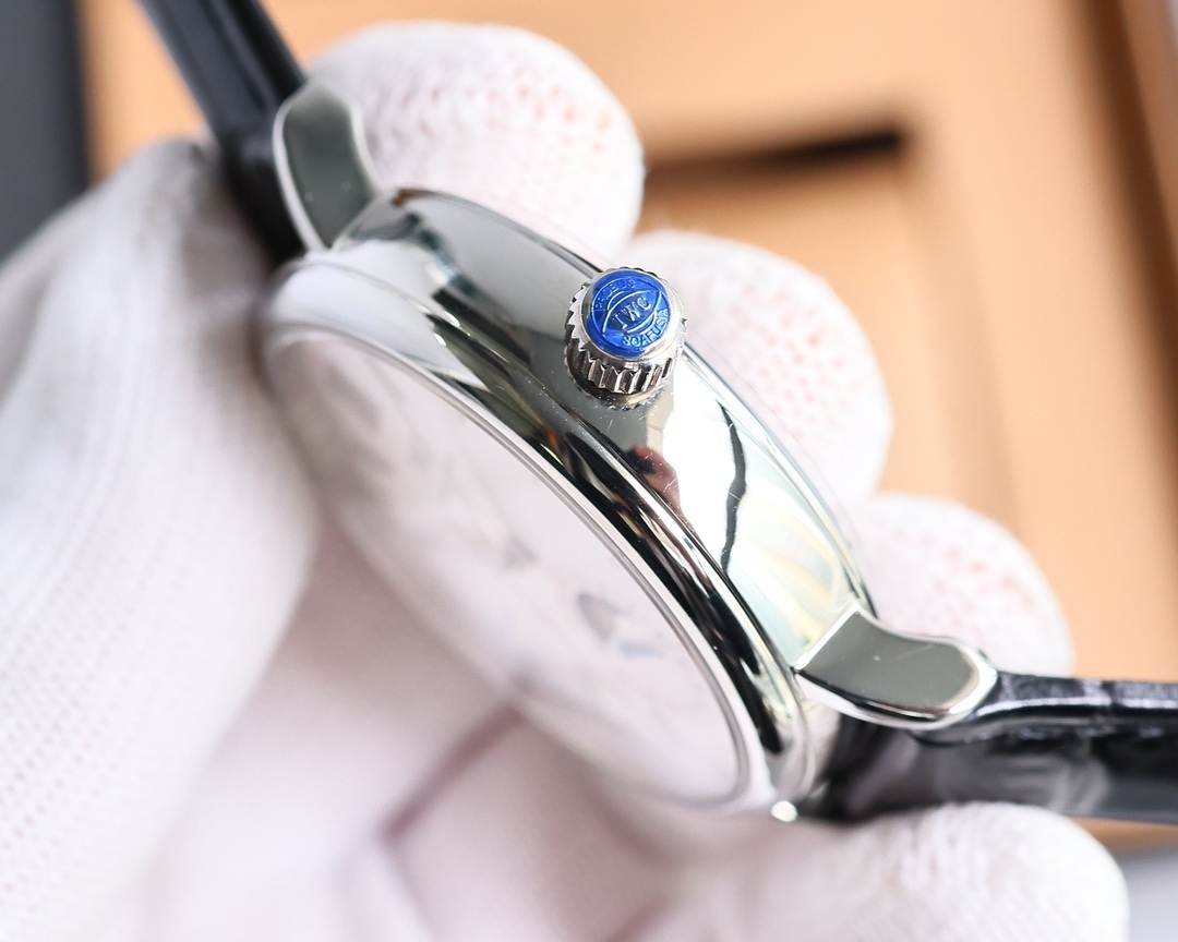 
新品柏濤菲諾系列腕表，指針式日期腕表[慶祝]，萬國月相系列.男士腕表，搭載精准瑞士ETA2824-10機芯（6字位真日曆與24小時日月星辰功能）39mm表徑，316精鋼表殼，耐磨抗刮藍寶石玻璃，原裝品質針扣，具備超強防水功能，搭配意大利牛皮讓手腕更貼合舒適！充分體現了高級制表業最純粹的傳統！適合各種商務場合，簡斂精緻不失優雅🔥AD出品 精品不斷🔥