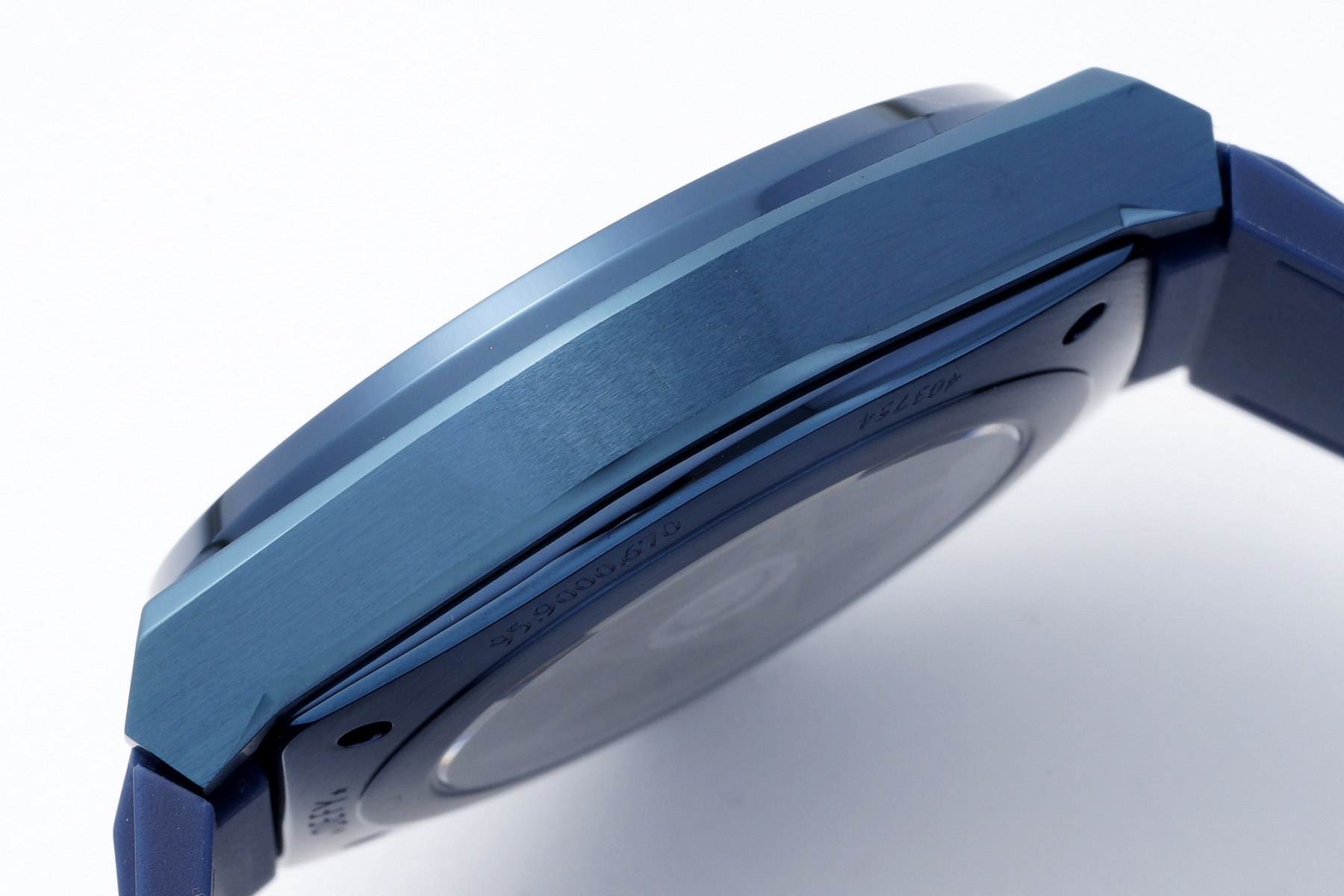 LF真力時DEFY系列全新升級版，殼身 頭粒 機芯 表扣等均做了升級調整。一款根據路虎標誌性花輪轂設計而成的高顏值鏤空腕表。

原裝開模鑄造，極致還原表殼的每一處細節打磨倒角，盡顯原裝菱角分明、堅毅果敢的陽剛氣質。完美的41mm表經，適配大眾男性手寸，正裝休閒兩不誤。根據汽車輪轂設計而成的五角星錶盤，未來概念感十足。同步官網新款五角星折疊扣，搭載定製版Cal.670sk全自動機械機芯，鏤空日曆的大小與位置、機芯夾板、齒輪、五角星陀皆按原版機芯數據拆解鍛造而成。

LF臻品 陳奕迅Eason同款，時尚前衛、