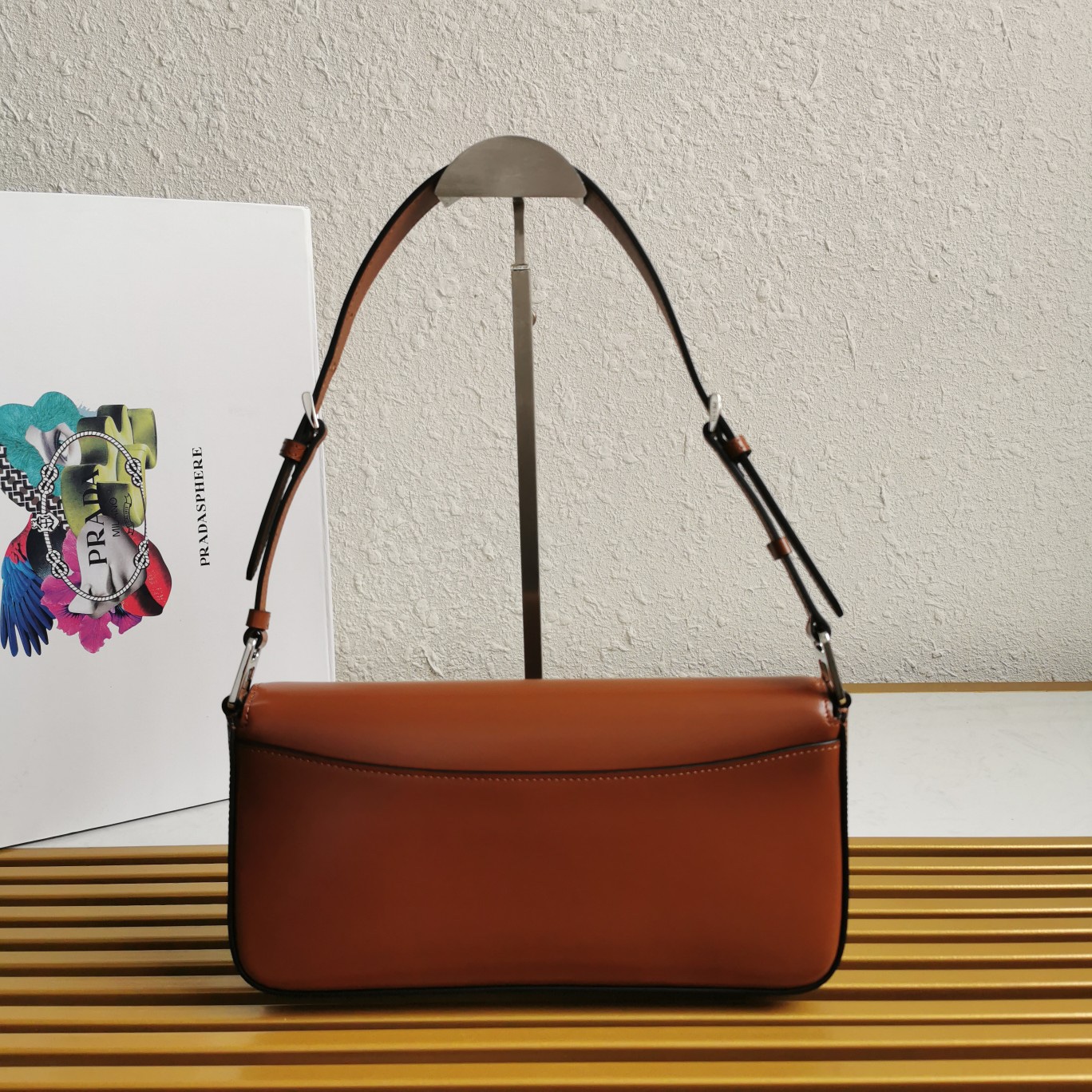 【 原單】🌹新款1BD323🎉🎉這款翻蓋式單肩包以充滿現代感👏採用進口牛皮，配有兩條可拆卸可交換長短肩帶。單肩/斜跨都可以。簡約優雅風尚、一眼相中復古又高級的包包，背上身秒變氣質女孩，容量空間大，各種百搭又時尚😘又是一款永久不過時暴款🙊趕緊入手吧🎉尺寸：長26x高12x底4.8cm🎉🎉🎉👏👏！