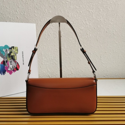 【 原單】🌹新款1BD323🎉🎉這款翻蓋式單肩包以充滿現代感👏採用進口牛皮，配有兩條可拆卸可交換長短肩帶。單肩/斜跨都可以。簡約優雅風尚、一眼相中復古又高級的包包，背上身秒變氣質女孩，容量空間大，各種百搭又時尚😘又是一款永久不過時暴款🙊趕緊入手吧🎉尺寸：長26x高12x底4.8cm🎉🎉🎉👏👏！