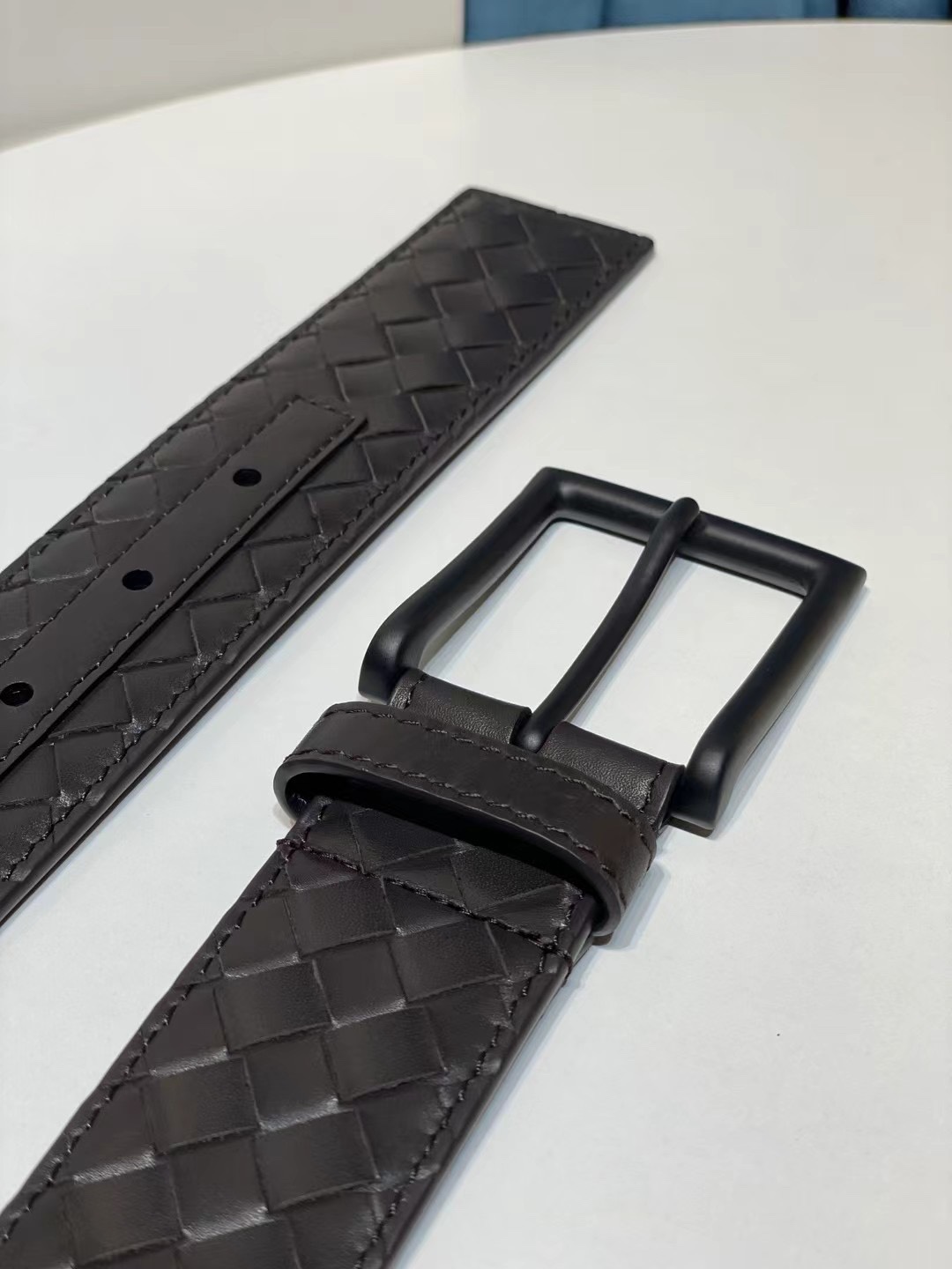 🔥🔥新 🆕純手工編織皮帶可為休閒裝或正裝造型增添優雅韻味，🔥是低調奢華的典範。[嘴唇]採用意大利柔軟的胎小牛皮全手工精工打造而成，鎳色五金扣頭令其更顯獨特別緻、🔥[嘴唇]優雅迷人氣息。[強]4.0cm寬