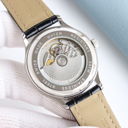 江詩丹頓傳承系列腕表火爆上市！簡雅大方，完美結合，讓你感受優雅紳土氣息！[禮物]該表搭載原裝進口9015超薄機芯，每小時振頻28800次，性能穩定，零返修！表殼： 釆用316 精鋼，藍寶石玻璃鏡面！搭配意大利真皮錶帶原裝扣，直徑：40 mm，超強防水，簡潔大氣，高端品質，適合各種商務場合，送禮首選！