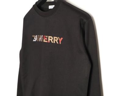 🔝BURBERRY巴寶莉BBR 八色字母繡圓領衛衣 
原版6350購入，原版採用400g 巴寶莉專用反面牛肚面料，反向毛圈底紗 魚鱗布料，螺紋450g雙紗，顏色按布料訂染，原版一致。
前幅進口機立體繡花，凹凸形狀與原版一致，羅紋針織包邊及絨里收納口袋均採用加固縫製，強化功能耐用性；在休閒運動中注入內斂英倫格調。整體完美平衡經典符號的當代轉化、穿著舒適度與日常實用性，成為詮釋現代精英休閒風的典範之作。男女同款
B Size：S-XL
