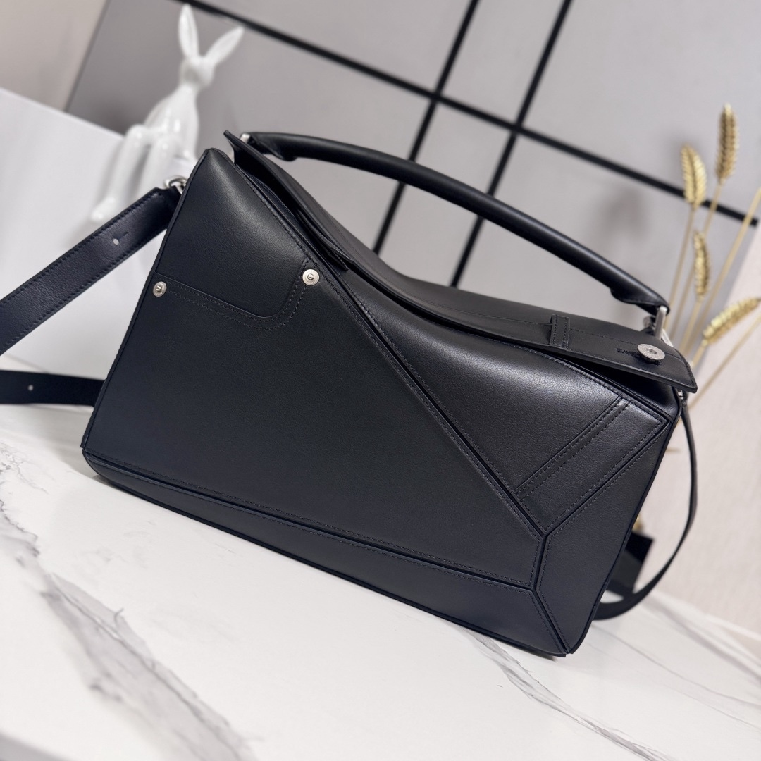 羅家🌟新款 🆕大號亮面牛皮革Panta Puzzle  手袋Puzzle 以別具一格的幾何線條勾勒長方體造型。此大號版本採用亮面牛皮革製成，飾有單寧布長褲風格細節 .可肩背、斜挎或手提*可拆卸可調節肩帶*拉鍊開合，牛皮革拉鍊頭*一個外部拉鍊後袋，一個內部插袋人字紋棉質帆布襯里*Anagram 壓紋
size: 33×14.7×21.5cm
型號：052500