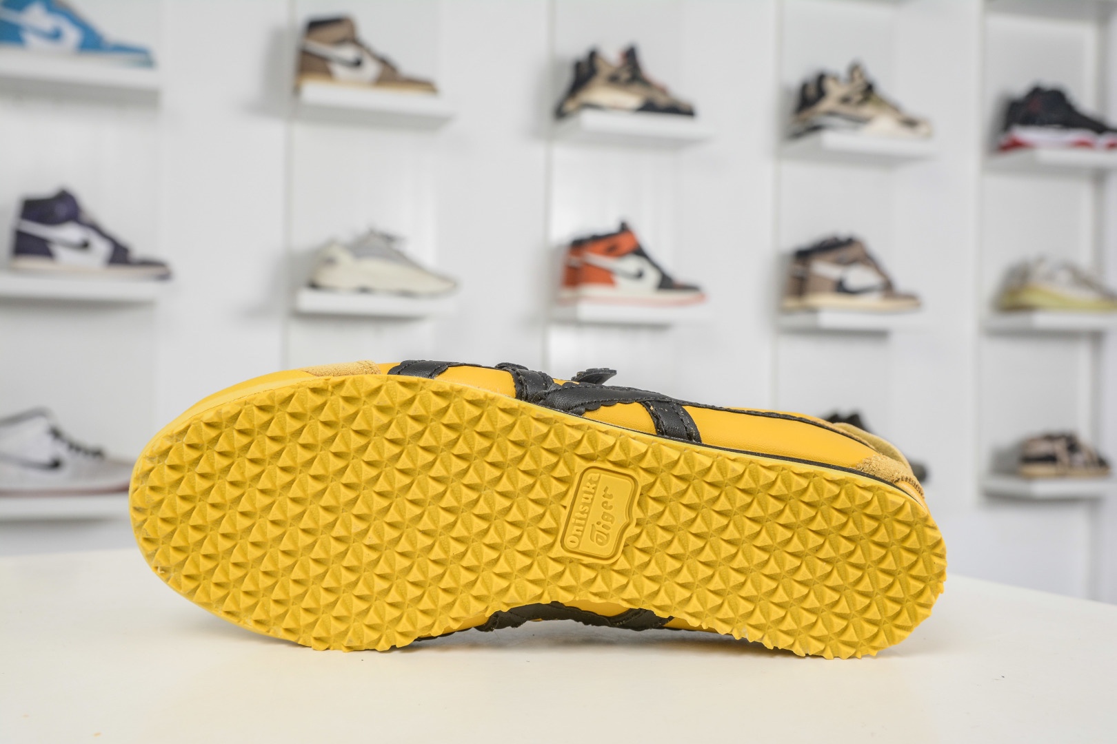 𝐏𝐚𝐭𝐨𝐮 𝐱  Tiger 瑪麗珍 任敏同款 舒適輕盈平跟鬼冢虎 瑪麗珍鞋 夏季必備 3mm薄底的貼地感 
貨號: 1182A678 750
𝐬𝐢𝐳𝐞：36 37 37.5 38 39 39.5 40 40.5 41.5