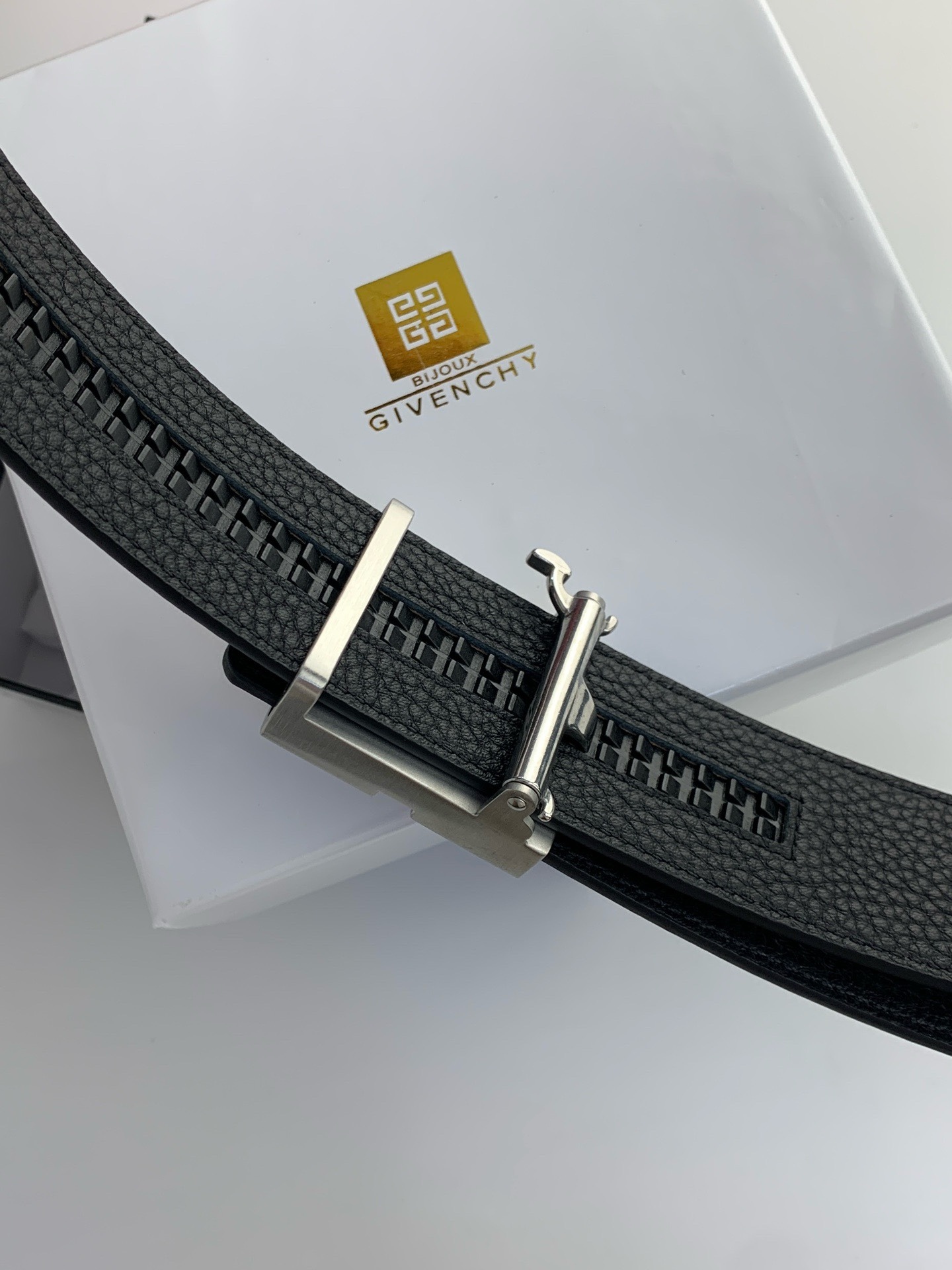 【紀梵希】新款男士 頭層小牛皮黑色壓花腰帶，內襯荔枝紋底，寬38毫米.搭配不鏽鋼經典4G自動扣.商務服裝造型的完美搭配。永恆經典！