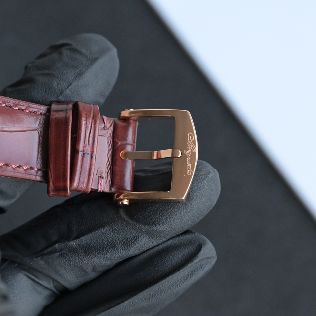 224年前，阿伯拉罕-路易·寶璣先生在他所創立的巴黎鐘錶堤岸制表工坊中，創造了制表史上令無數人贊嘆的陀飛輪調速裝置。這一無比複雜的精密機構彰顯了寶璣先生卓然超群的遠見與創想，時至今日仍對高級制表業有著重要意義。至今，陀飛輪的作用和意義已不僅是提高走時的精准度，而是譜寫了制表領域的輝煌篇章。寶璣陀飛輪時計臻品在百年徵程中不斷創新，超越自我，集精湛機械製造技藝與深厚美學原理於一身，創制出演繹複雜迷人的機械世界。腕表的表冠上刻有著名的寶璣品牌標誌，從側面我們可以看到表王寶璣著名的錢幣紋飾，代表著溫文爾雅