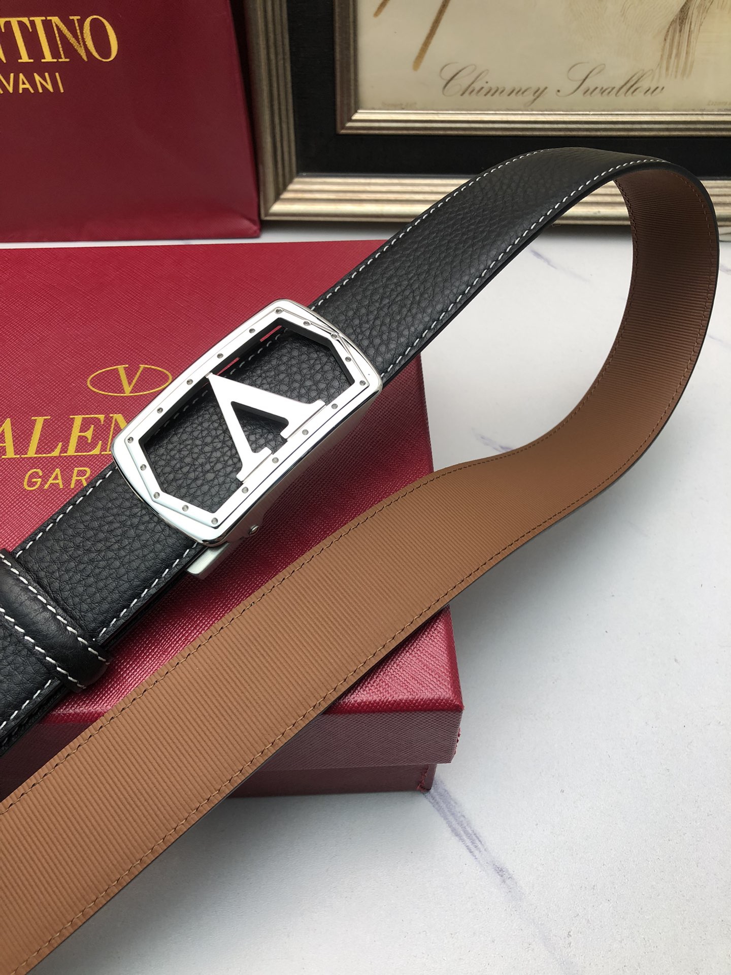 華倫天奴：原單頭層牛皮荔枝紋面，內襯頭層小牛皮底，搭配原單自動扣，可裁剪的自動帶，此款腰帶面雙採用意大利原定廠制進口牛皮帶身 ，對專版櫃足寬3.5