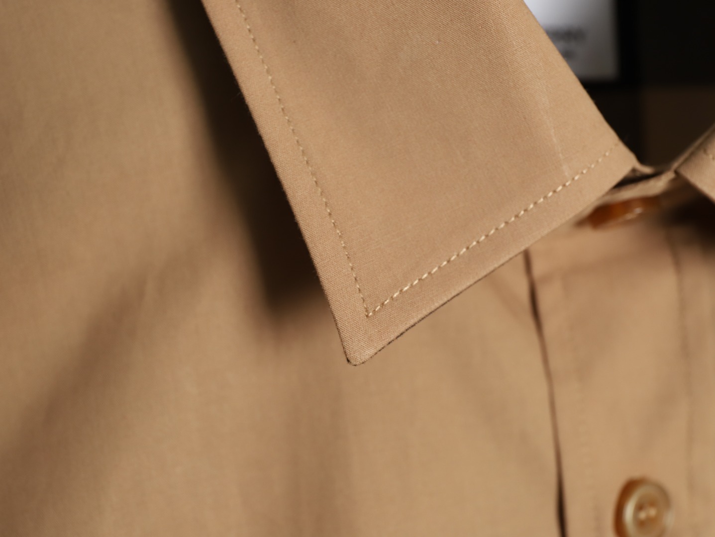 Burberry/巴寶莉 經典大格紋棉質襯衫
定制原版一致80支精梳棉單線紗，紗線全部訂染，最終確定織法，
無論是格型大小線條粗細均達到Y版水平並且布料沒有尾斜現象，
紅外線裁剪對條對格單件裁，保證大貨品質，
定制塔羅貝油封噴漆扣子自然發亮（不同市場版都是樹脂扣），裁片、領子坐領 門邊 袖口 部位加了燙薄，
全部要對格對位出成品，紅外激光定位對格取位，
每個獨立的尺碼都是定位裁片，前幅，口袋，袖子等部位都是對格對位的，
工序複製，費時費料，經典簡單氣質不失大牌，面料上身舒適柔軟卻又挺括有型，