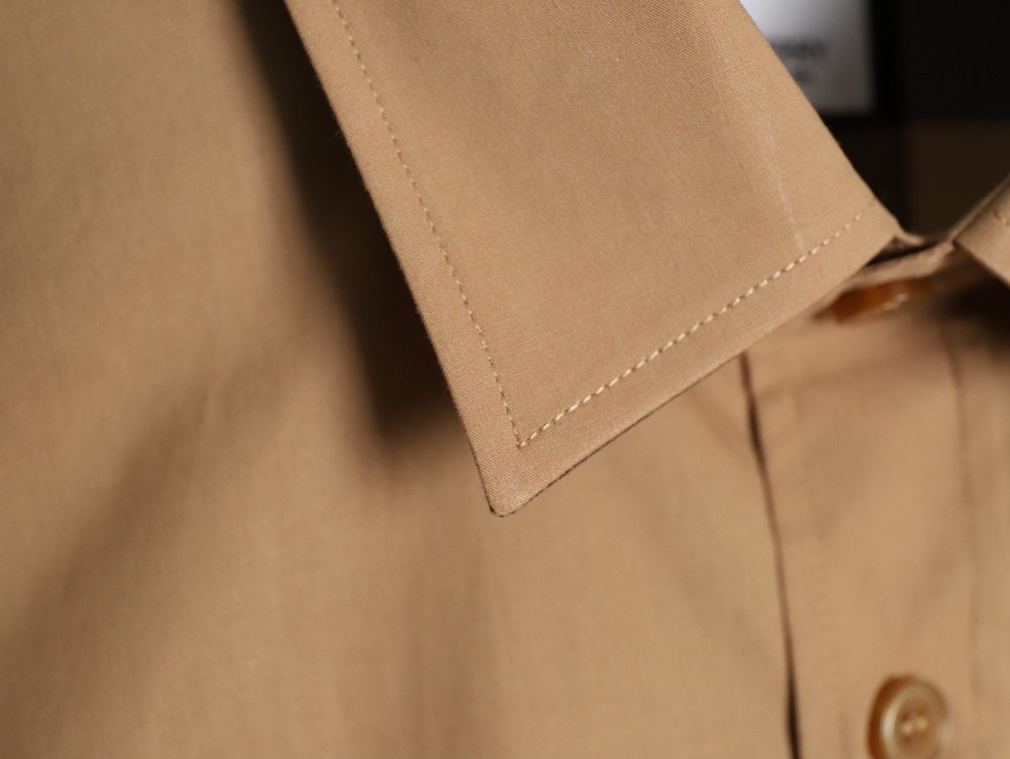 Burberry/巴寶莉 經典大格紋棉質襯衫
定制原版一致80支精梳棉單線紗，紗線全部訂染，最終確定織法，
無論是格型大小線條粗細均達到Y版水平並且布料沒有尾斜現象，
紅外線裁剪對條對格單件裁，保證大貨品質，
定制塔羅貝油封噴漆扣子自然發亮（不同市場版都是樹脂扣），裁片、領子坐領 門邊 袖口 部位加了燙薄，
全部要對格對位出成品，紅外激光定位對格取位，
每個獨立的尺碼都是定位裁片，前幅，口袋，袖子等部位都是對格對位的，
工序複製，費時費料，經典簡單氣質不失大牌，面料上身舒適柔軟卻又挺括有型，