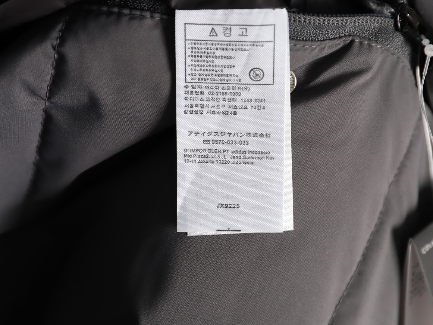 Adidas 阿迪達斯 三條槓保暖專櫃長款落肩款羽絨服
明星同款阿迪羽絨服 adidas 休閒舒適保暖長款羽絨服 男女同款  面料採用原版定制防水防靜電布料 內里採用尼龍雙層封禁設計 過膝長款設計超級保暖 分區填充300克標準80白鴨絨 蓬松度超好 輕便不厚重 拉鍊帶有定制logo 袖子側邊經典三條槓 內里配備口袋 胸前刺繡硅膠小標 清晰立體又飽滿 袖口鬆緊設計更加防風保暖 下擺按扣設計可隨意調節 方便戶外行動 寬松的版型不挑人 穿上就是行走的棉被 絲毫不懼寒冬 
L SIZE:S-XL