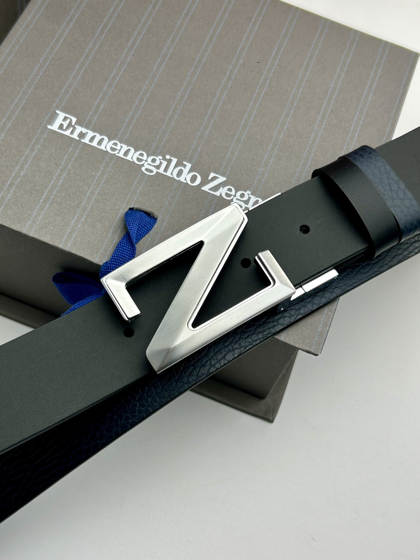 傑尼亞【Zegna】何謂當代男士 活動造型 系列，新款純銅旋轉Z字扣，雙面可用 隨心搭配，寬3.5cm，男士風尚的全新概念.