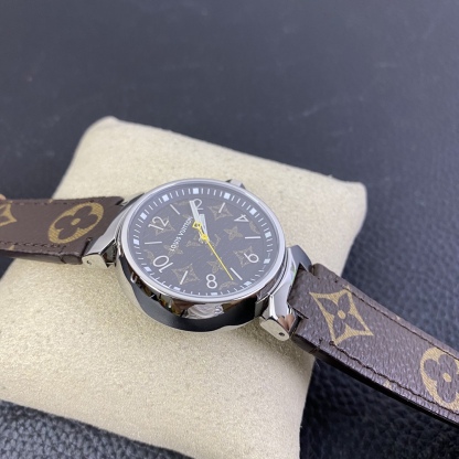 LV工廠超神之作，LV——TAMBOUR SLIM全系列陸續空降市場！致敬原廠 完成使命！
【三大超級亮點】腕表尺寸34mm
1.錶盤的填油細膩，印刷立體，刻度鑲嵌工整，個個精品無瑕。
2.藍寶水晶通透感極佳，與殼體銜接完美。
3.表殼打磨呈現瑞士一線品牌高級質感。
【兩大必買理由】
1.錶帶採用ECCO Leather皮料供應商——手工縫製！還原正品按鍵式快拆設計，方便快捷。
2.2020年最具性價比腕表——採用瑞士石英機芯，做工翻倍無返修，不但是送禮佳品，更是自留神器！
LV工廠一家專為復刻LV腕表而