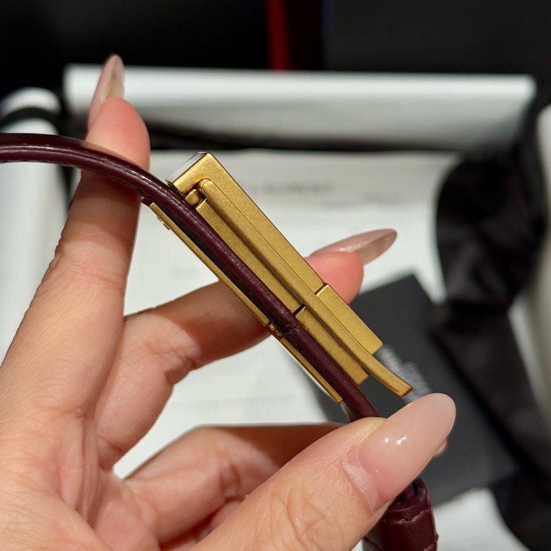 YSL頂級版復刻新寵腰帶
經典百搭款 搭配牛仔褲或者裙子都很好看 長短可調節 25mm寬 雙面進口小牛皮 精緻的真空鍍鈀搭扣飾有琺瑯字體效果