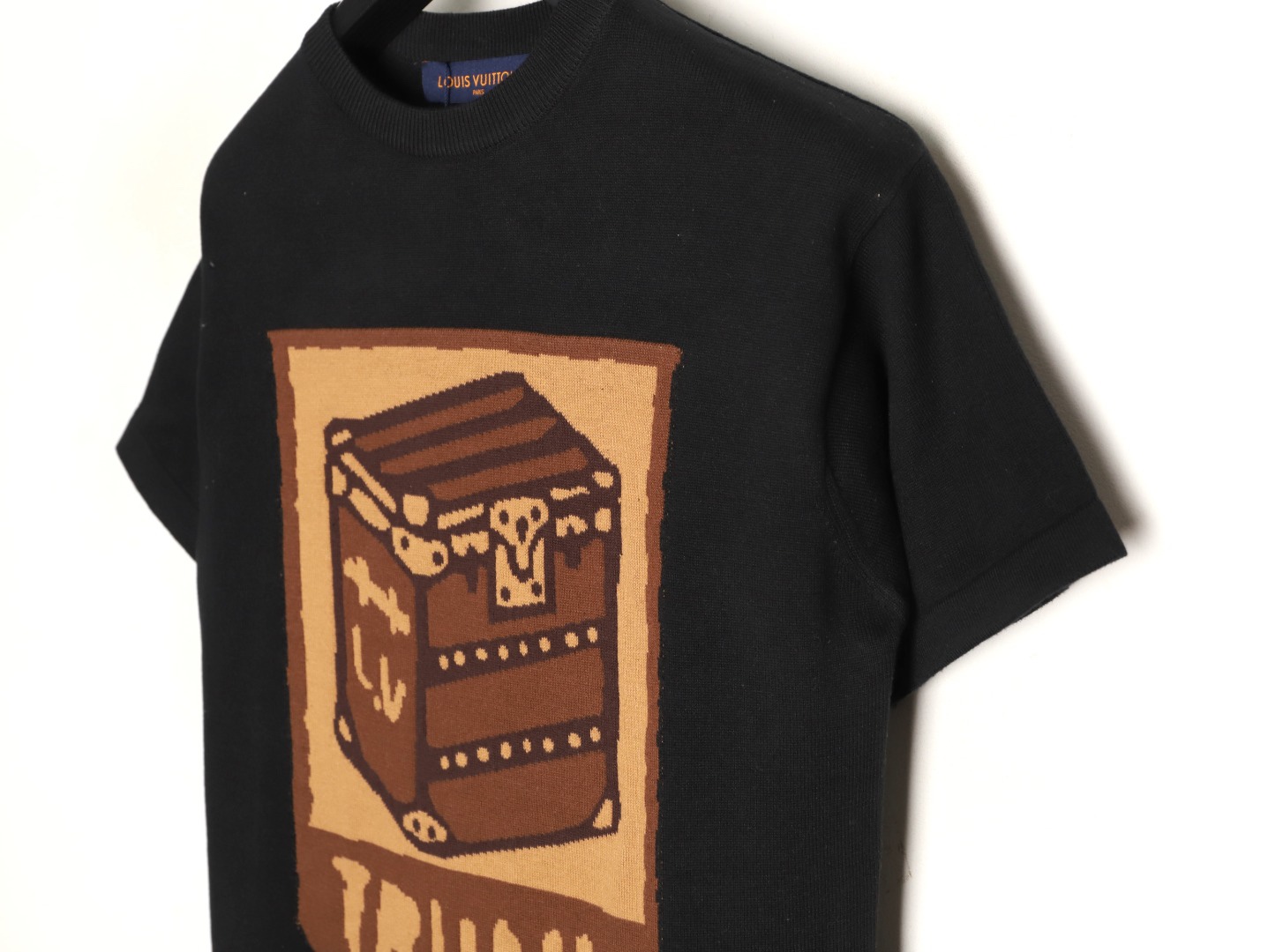 🔝LOUIS VUITTON LV 皮箱幾何圖針織短袖T恤
定織雲柔密紡棉針織料，嵌花提花織法，精細編織不僅確保了圖案的清晰度，還大大增強了織物的耐用性，成衣洗水加軟去味工藝，通過專業的洗滌設備和特定的洗滌劑，對衣物進行深度清潔和去味處理，改善衣物的手感和外觀，寬松版型
B Size：S-XL