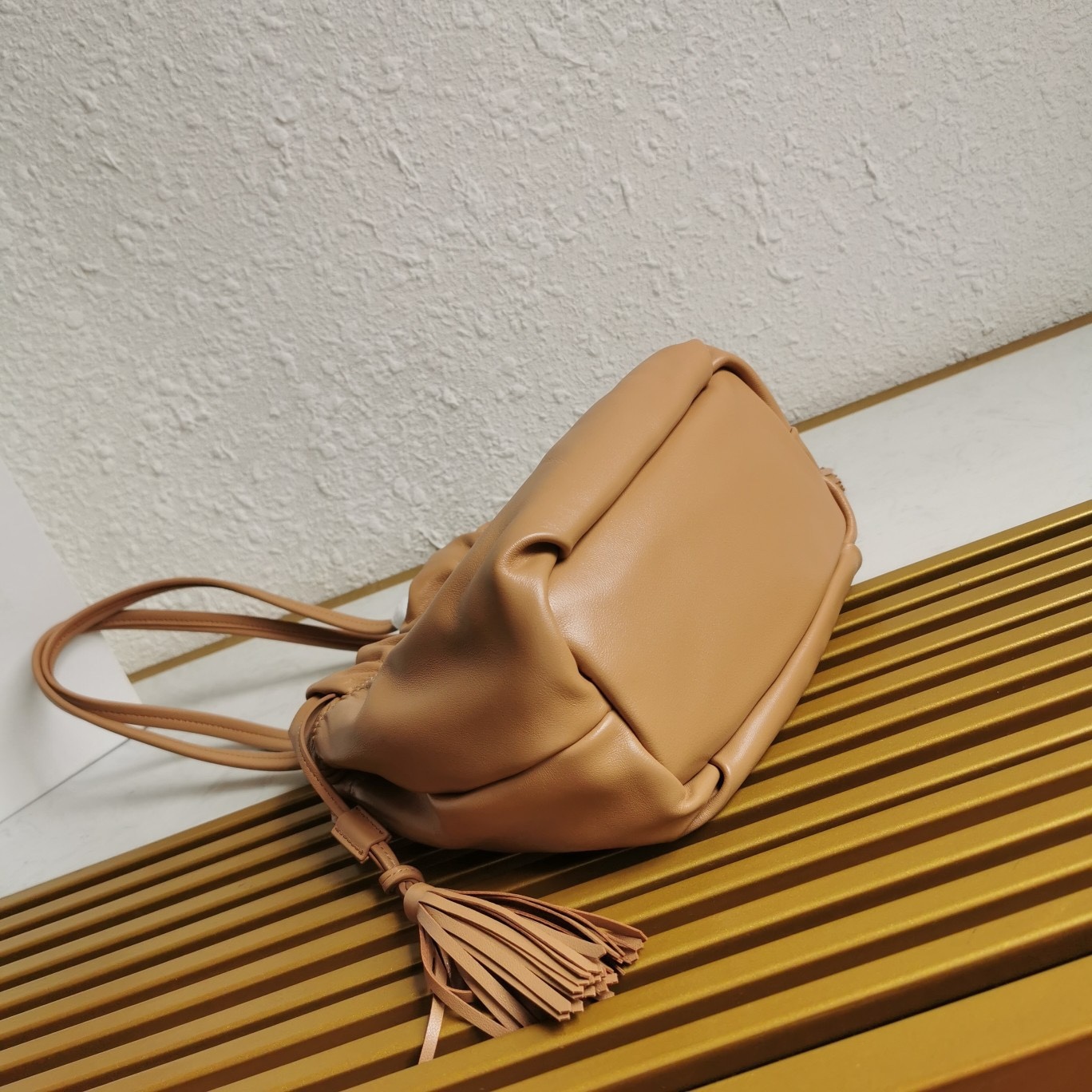 【 原單】P家🌹🎉新款福袋包🎉1BG541小羊皮🎉🎉這款福袋包採用進口小羊皮，袋口為抽繩加兩邊流梳設計，顯得整個包格外時尚又輕便又休閒，袋口為磁扣開合，內配有拉鍊和口袋，上身效果非常漂亮，女士們，趕緊入手吧，又是一款永久了過時爆款🎉🎉尺寸：長24x高25x底11cm🎉