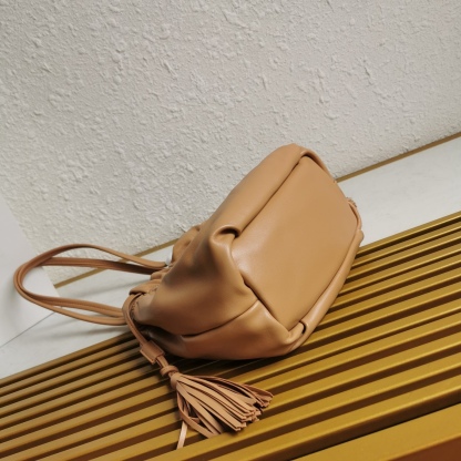 【 原單】P家🌹🎉新款福袋包🎉1BG541小羊皮🎉🎉這款福袋包採用進口小羊皮，袋口為抽繩加兩邊流梳設計，顯得整個包格外時尚又輕便又休閒，袋口為磁扣開合，內配有拉鍊和口袋，上身效果非常漂亮，女士們，趕緊入手吧，又是一款永久了過時爆款🎉🎉尺寸：長24x高25x底11cm🎉