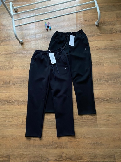 lululemon 露露  2026年春秋季新款男空氣棉休閒長褲  鬆緊腰帶 男士休閒運動衛褲！經典時尚款，客供彈力空氣層面料，軟糯垂彈，舒適透氣！採用空氣棉面料，上身絲滑，柔軟親膚，舒適透氣，不起球，不褪色，耐洗耐穿，上身百搭，不臃腫！做工精細，品質保證！精美logo燙印，兩側隱藏拉鍊口袋，做工細節都非常不錯，上身簡約百搭！立腰部鬆緊抽繩，兩側拉鍊口袋，做工走線整齊密集，高品質精品貨，空氣層面料定織定染，無色差。寬松版型，不挑腿型，更加遮肉顯瘦，烘托休閒隨意舒適的氣氛，不管怎麼穿搭都好看！