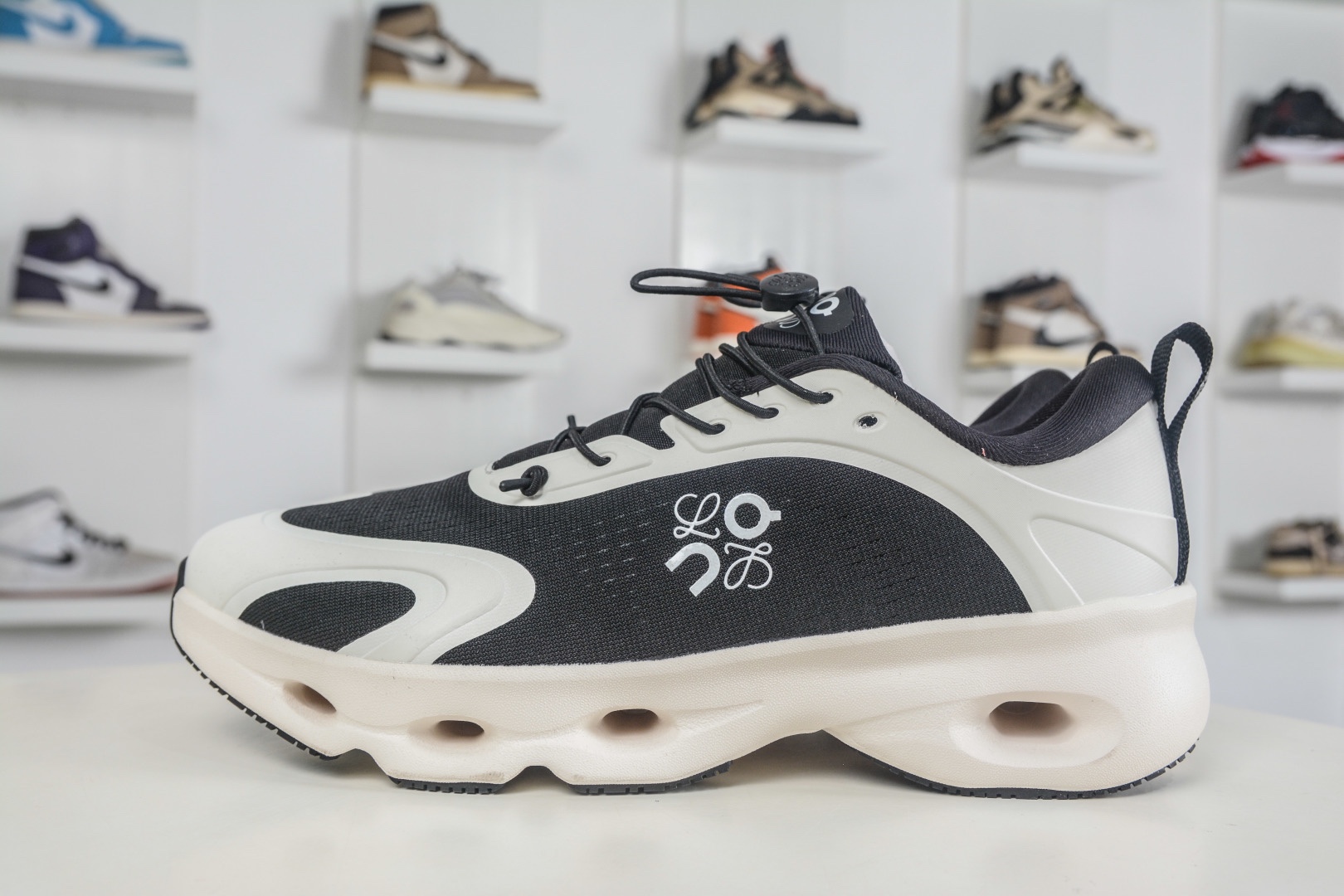 LOEWE羅意威 x ON昂跑 聯名款 Cloudsolo 
貨號: 3MF30664605
尺碼：36 36.5 37 37.5 38 38.5 39 40 40.5 41 42 42.5 43 44 44.5 45 46（真半碼）（⚠️袋子丟失扣10）