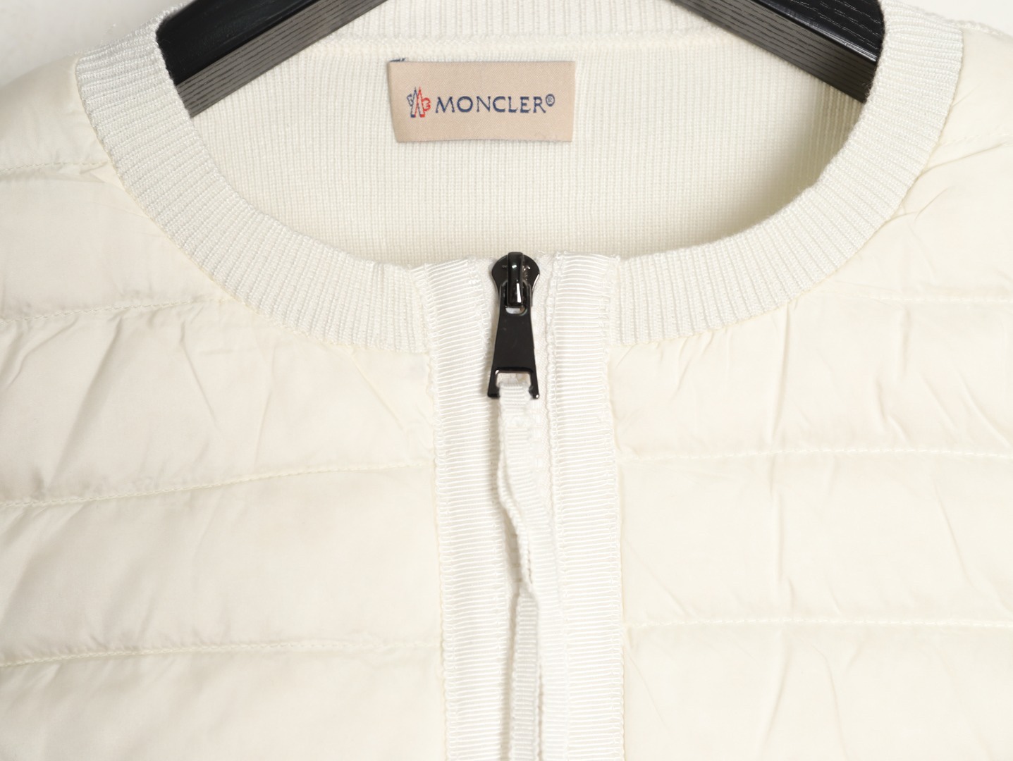 Moncler/蒙口 四口袋針織拼接羽絨外套
這款開衫是換季時期的理想之選，在天氣較溫暖時可作為外套穿著。拉鍊款式，採用舒適的美利奴羊毛面料製成，正面和衣領填充羽絨，更添溫暖。·採用美利奴羊毛製成·Longue saison村裡·尼龍正面填充羽絨·圓領·拉鍊開合 貼袋
A Size:S-XL