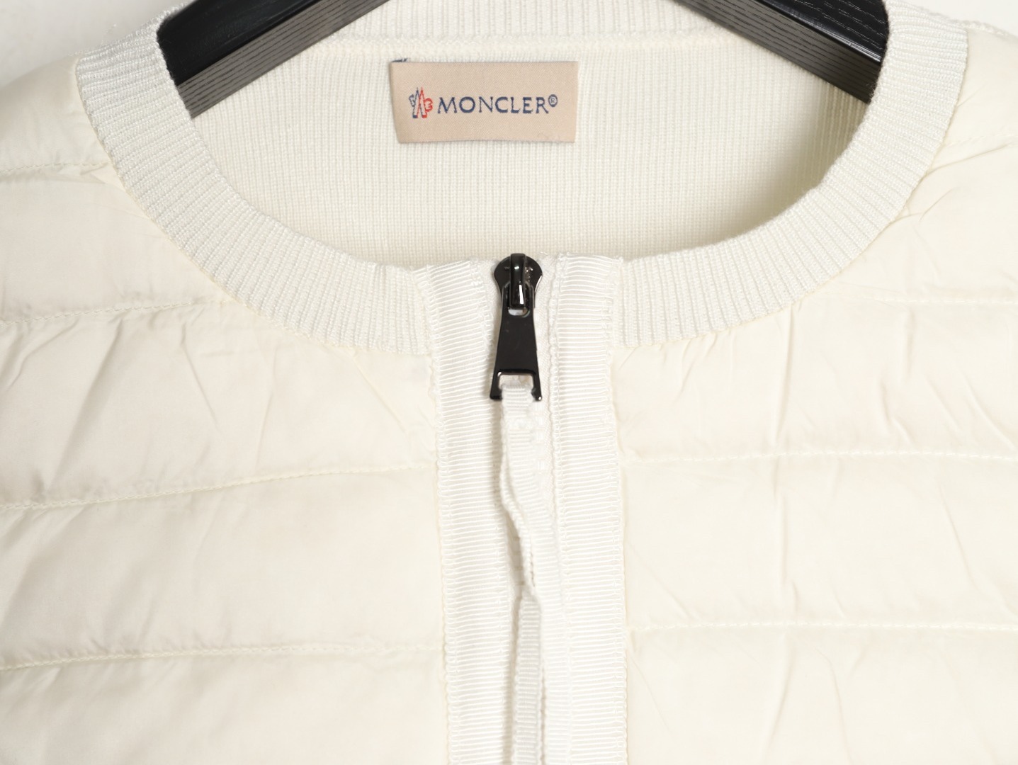 Moncler/蒙口 四口袋針織拼接羽絨外套
這款開衫是換季時期的理想之選，在天氣較溫暖時可作為外套穿著。拉鍊款式，採用舒適的美利奴羊毛面料製成，正面和衣領填充羽絨，更添溫暖。·採用美利奴羊毛製成·Longue saison村裡·尼龍正面填充羽絨·圓領·拉鍊開合 貼袋
A Size:S-XL