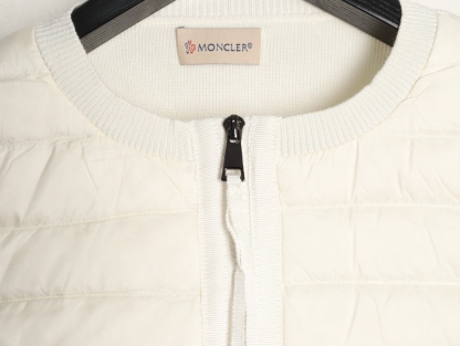 Moncler/蒙口 四口袋針織拼接羽絨外套
這款開衫是換季時期的理想之選，在天氣較溫暖時可作為外套穿著。拉鍊款式，採用舒適的美利奴羊毛面料製成，正面和衣領填充羽絨，更添溫暖。·採用美利奴羊毛製成·Longue saison村裡·尼龍正面填充羽絨·圓領·拉鍊開合 貼袋
A Size:S-XL