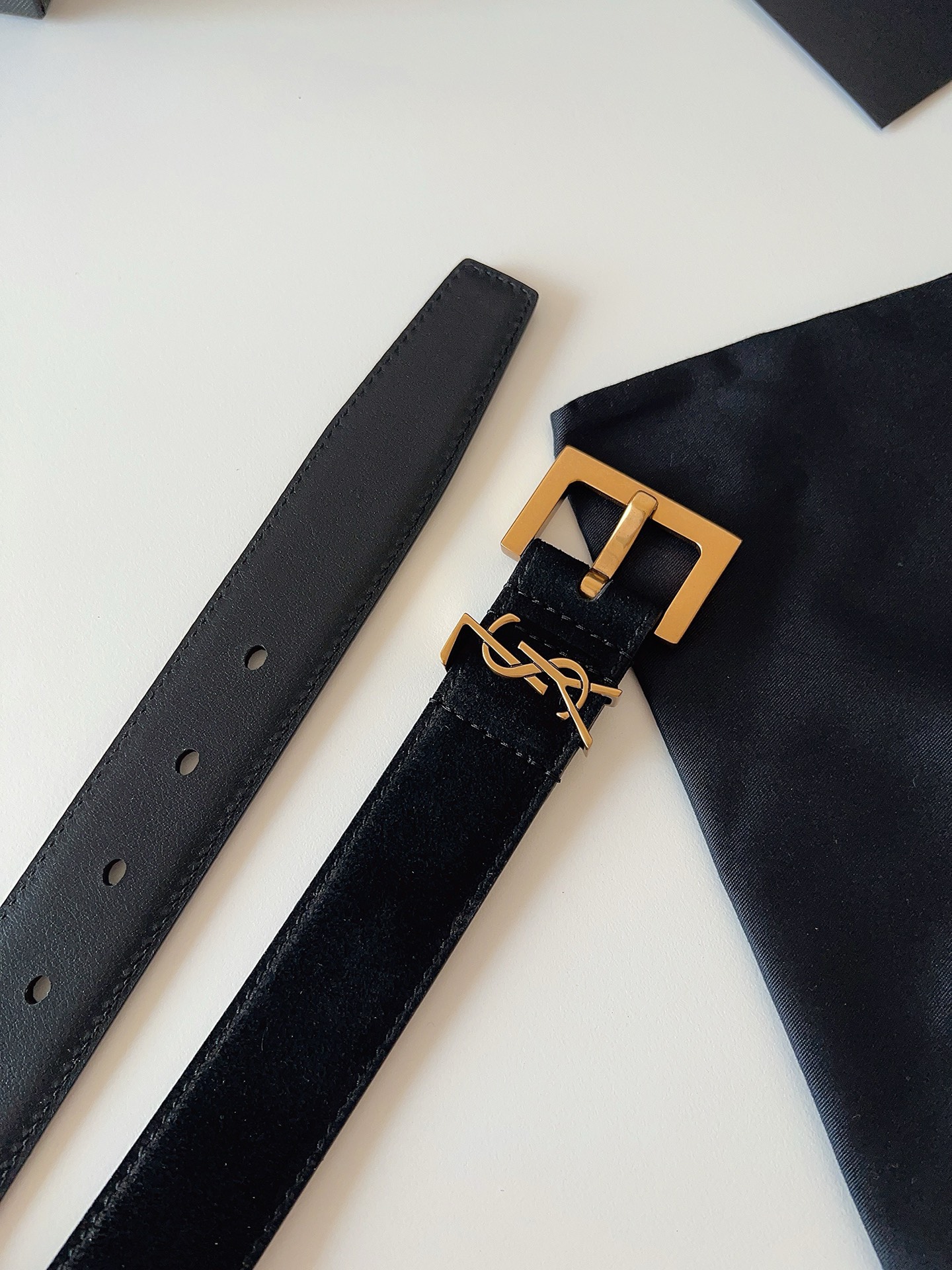 
ysl聖羅蘭2026女士新款腰帶，冬季爆款絨面原版皮，方形搭扣配以ysl標識腰帶環，女士冬季必備款，寬度3.0cm