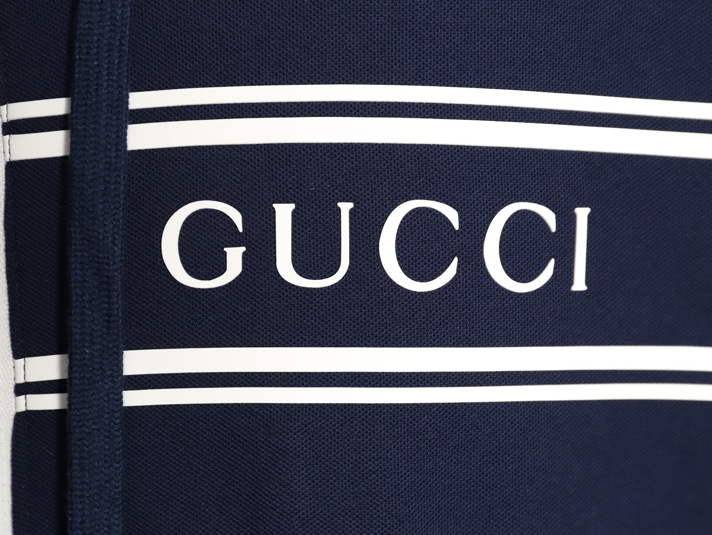 Gucci/古馳 G字母膠條拉鍊連帽外套
這款單品出自Lido系列，設計靈感源自意大利海岸的夏日風情和海灘俱樂部，早秋系列聚焦基礎廓形與經典細節，匠心呈獻日常服飾和晚裝造型，這款休閒連帽衛衣採用平紋針織面料精制而成，中央貫穿點綴G標識條紋印花，男女同款，定制輔料三標
A Size:S-XL