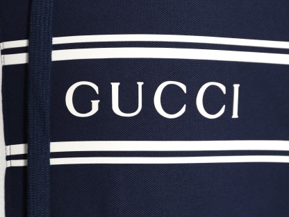 Gucci/古馳 G字母膠條拉鍊連帽外套
這款單品出自Lido系列，設計靈感源自意大利海岸的夏日風情和海灘俱樂部，早秋系列聚焦基礎廓形與經典細節，匠心呈獻日常服飾和晚裝造型，這款休閒連帽衛衣採用平紋針織面料精制而成，中央貫穿點綴G標識條紋印花，男女同款，定制輔料三標
A Size:S-XL