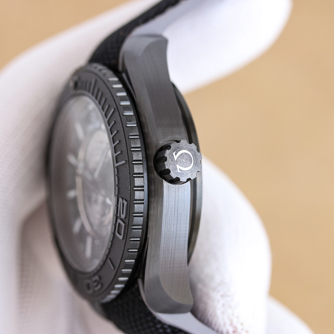 
ZW歐米茄，全新“全陶瓷”600米世界時！海馬系列海洋宇宙世界時腕表！
歐米茄呈獻全新海馬系列海洋宇宙世界時腕表。自環球旅行中汲取靈感，全新腕表沿襲了著名的"深海之黑"腕表的經典設計風格，黑色二氧化陶瓷打造的45.5毫米表殼，防水深度高達600米。
錶盤中央設有鳥瞰地球錶盤，以5級鈦金屬打造，激光燒蝕技術雕刻出陸地輪廓，並經過漆面處理。內錶盤外側設有24小時刻度環，並區分指示夜晚和白天🌞🌙。
Naiad Lock 表背之下，至臻天文台認證的8938機芯清晰可見