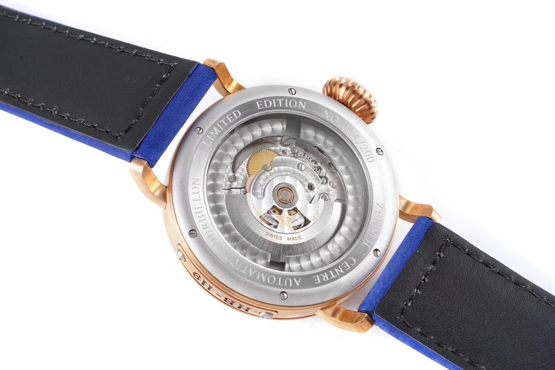 SⅤ又添新作真利時飛行員系列2019年度新款 好萊塢大片青銅騎士殺到！！！真力時是胡歌和靳東等“老幹部”們十分喜歡佩戴的腕表品牌之一，這款青銅材質的腕表散髮著一身正氣，本身就是腕表界的“老幹部”，戴上它足以從外在增添內涵。腕表45毫米的表殼由青銅打造，表鏡採用弧形雙面防眩處理藍寶石水晶，淺變綠色錶盤上粗體阿拉伯數字時標和鍍金琢面的指針上都覆有SuperLuminova SLN C3超級夜光物料，夜間仍可清晰讀取時間，SV 真力時飛行員系列，實現你的大飛夢